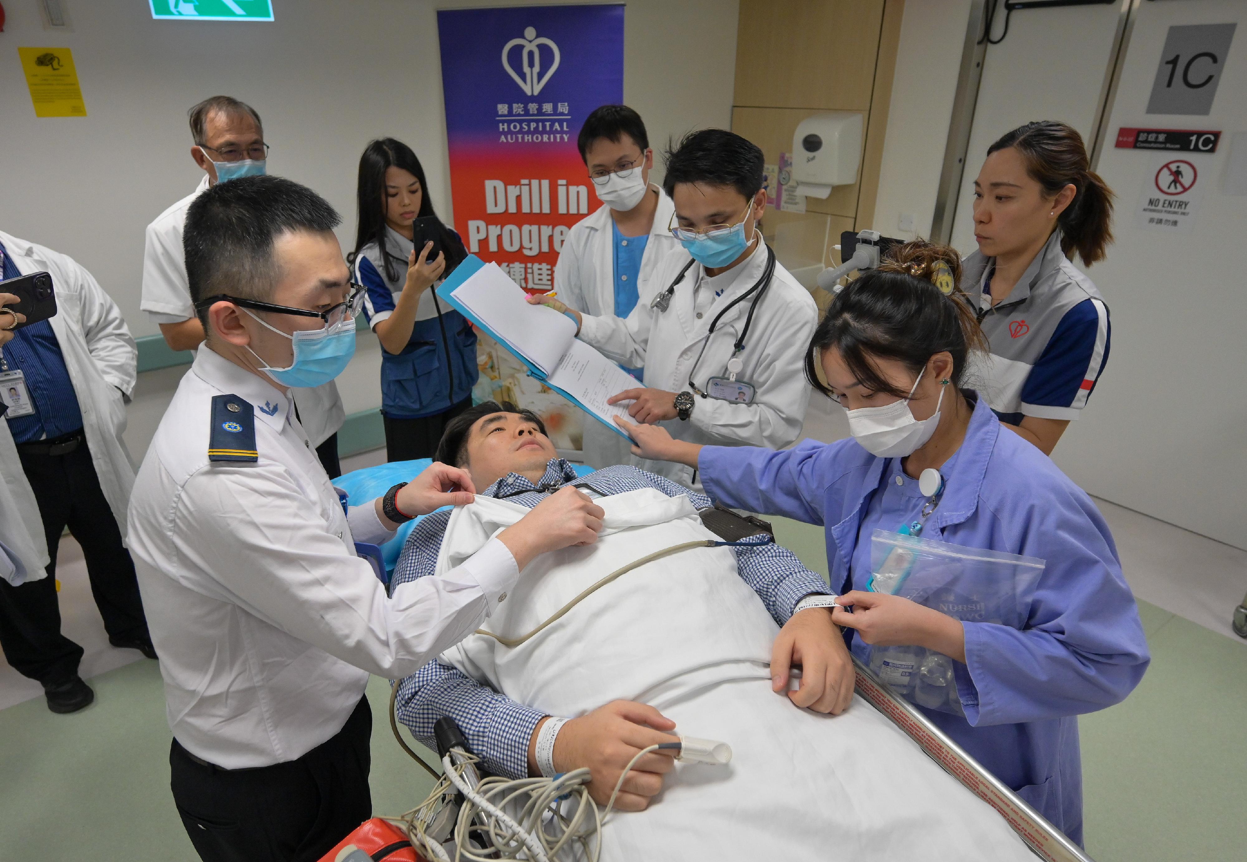 The Hong Kong Special Administrative Region Government today (October 31) conducted the second drill for the Pilot Scheme for Direct Cross-boundary Ambulance Transfer in the Greater Bay Area in collaboration with the Guangdong Provincial Government and the Shenzhen Municipal Government. Photo shows healthcare personnel simulating the checking of the patient’s details in the ward of Tuen Mun Hospital.

