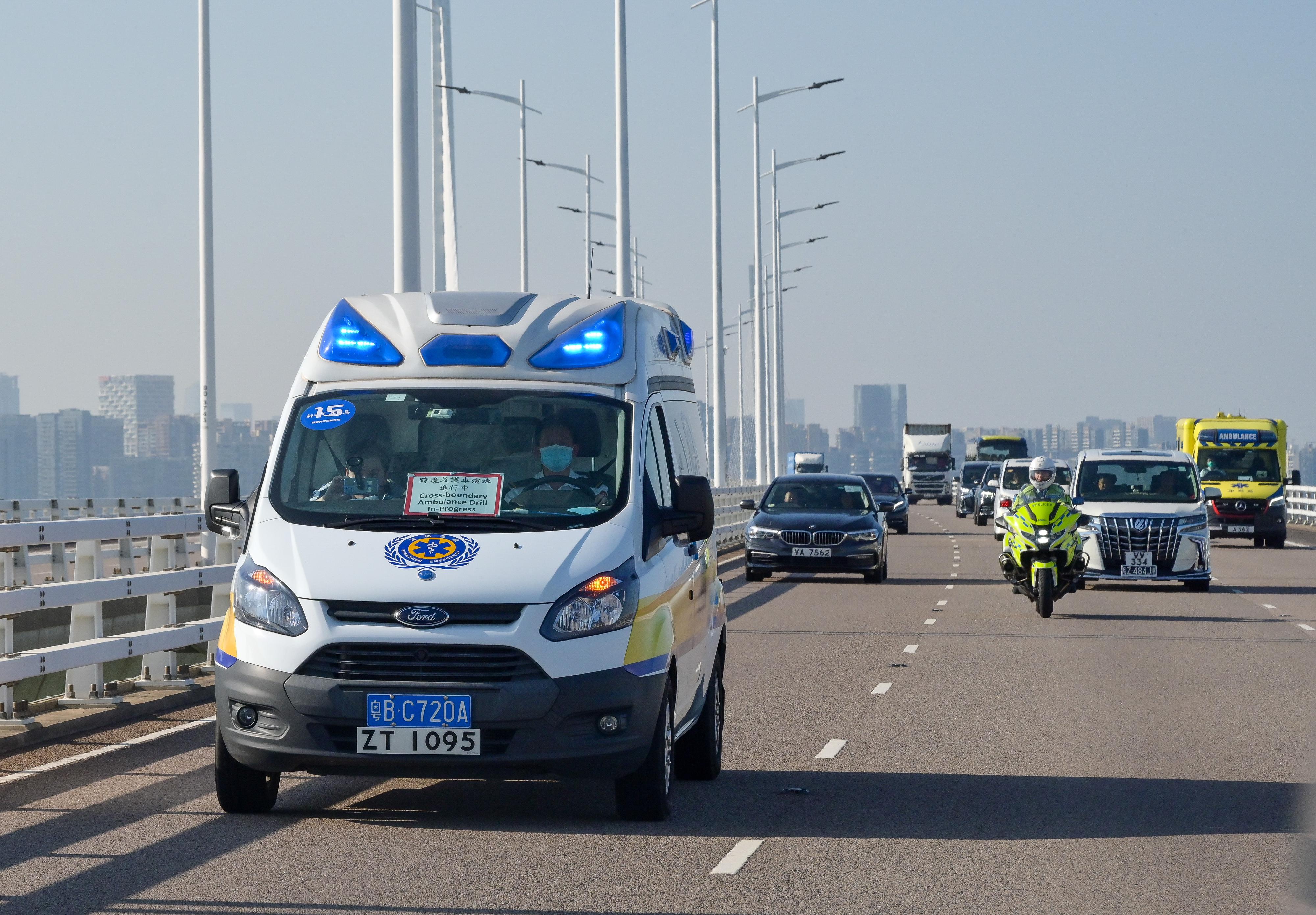 The Hong Kong Special Administrative Region Government today (October 31) conducted the second drill for the Pilot Scheme for Direct Cross-boundary Ambulance Transfer in the Greater Bay Area in collaboration with the Guangdong Provincial Government and the Shenzhen Municipal Government. Photo shows the cross-boundary ambulance used for the drill heading to Tuen Mun Hospital via Shenzhen Bay Bridge.
