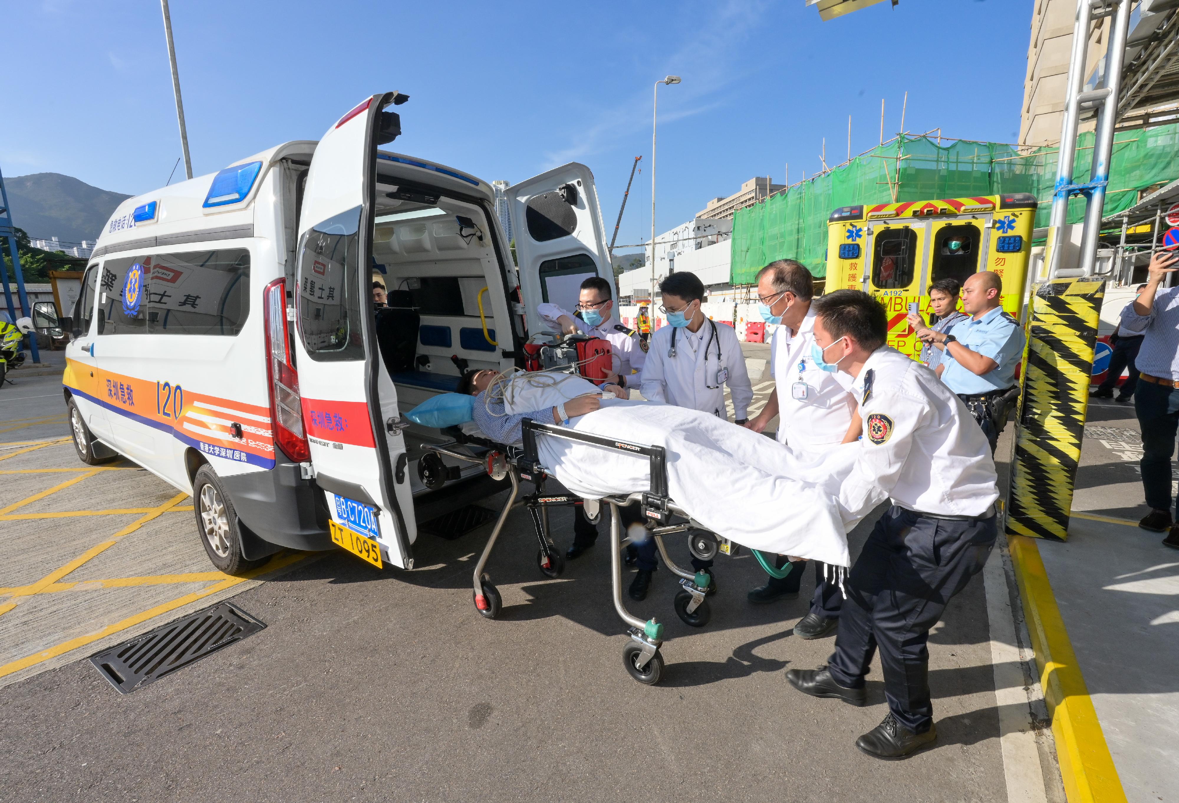 The Hong Kong Special Administrative Region Government today (October 31) conducted the second drill for the Pilot Scheme for Direct Cross-boundary Ambulance Transfer in the Greater Bay Area in collaboration with the Guangdong Provincial Government and the Shenzhen Municipal Government. Photo shows the cross-boundary ambulance used for simulating the transfer of a patient in the drill arriving at Tuen Mun Hospital.
