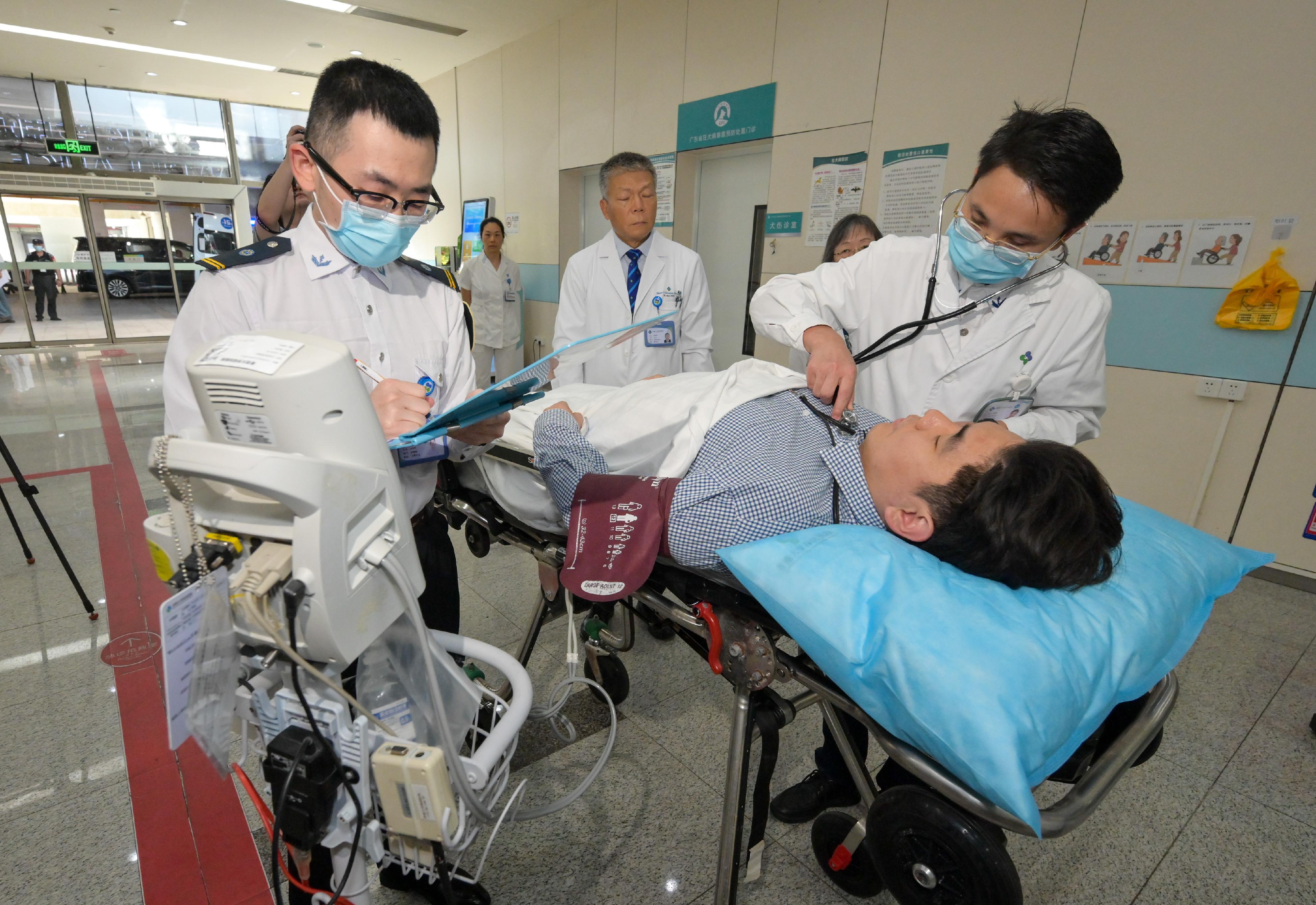 The Hong Kong Special Administrative Region Government today (October 31) conducted the second drill for the Pilot Scheme for Direct Cross-boundary Ambulance Transfer in the Greater Bay Area in collaboration with the Guangdong Provincial Government and the Shenzhen Municipal Government. Photo shows healthcare personnel of the University of Hong Kong - Shenzhen Hospital simulating an examination of a patient before transfer.