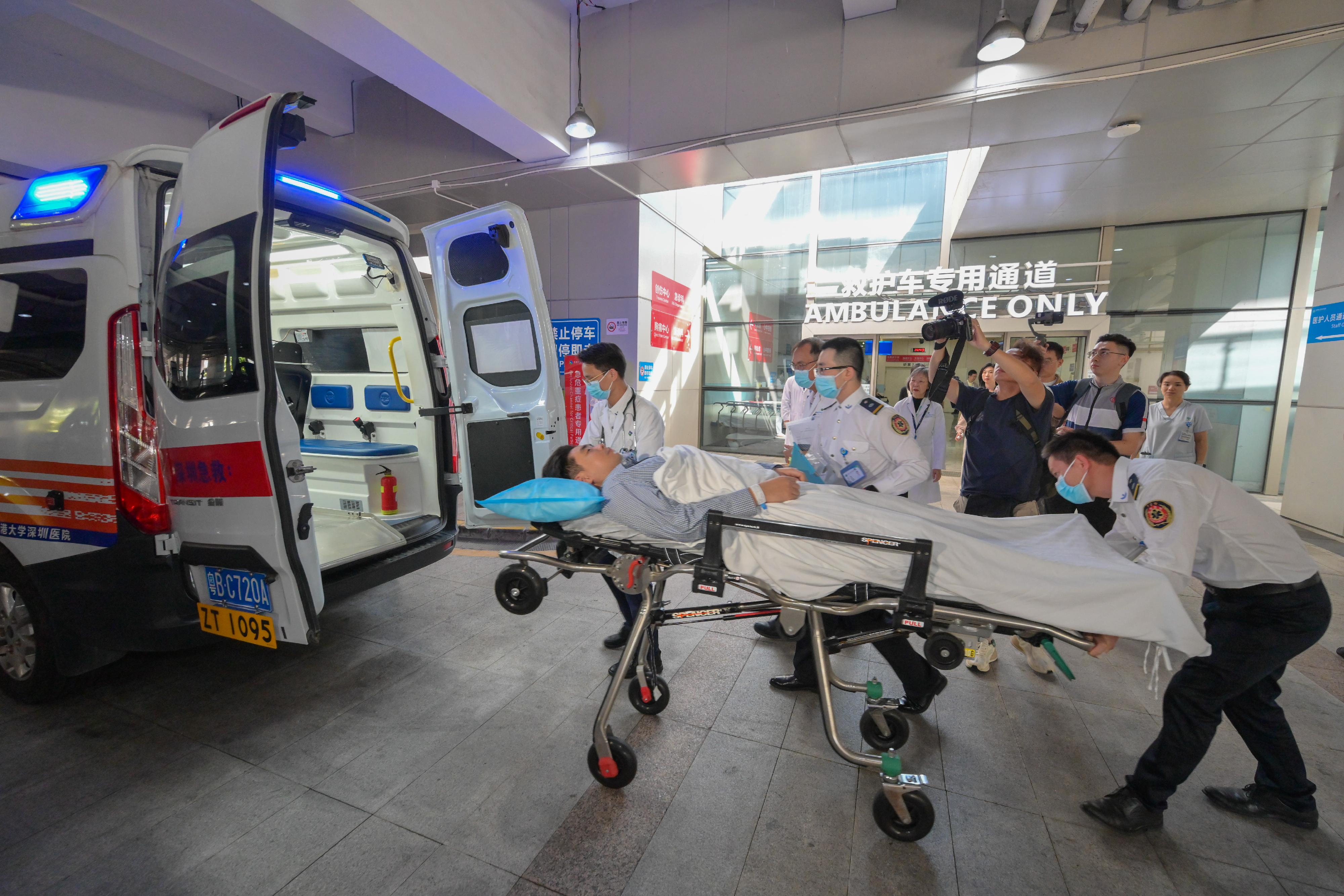 The Hong Kong Special Administrative Region Government today (October 31) conducted the second drill for the Pilot Scheme for Direct Cross-boundary Ambulance Transfer in the Greater Bay Area in collaboration with the Guangdong Provincial Government and the Shenzhen Municipal Government. Photo shows the healthcare personnel of the University of Hong Kong - Shenzhen Hospital simulating the transfer of a patient onto the Shenzhen cross-boundary ambulance used for the drill to depart for Tuen Mun Hospital of Hong Kong.