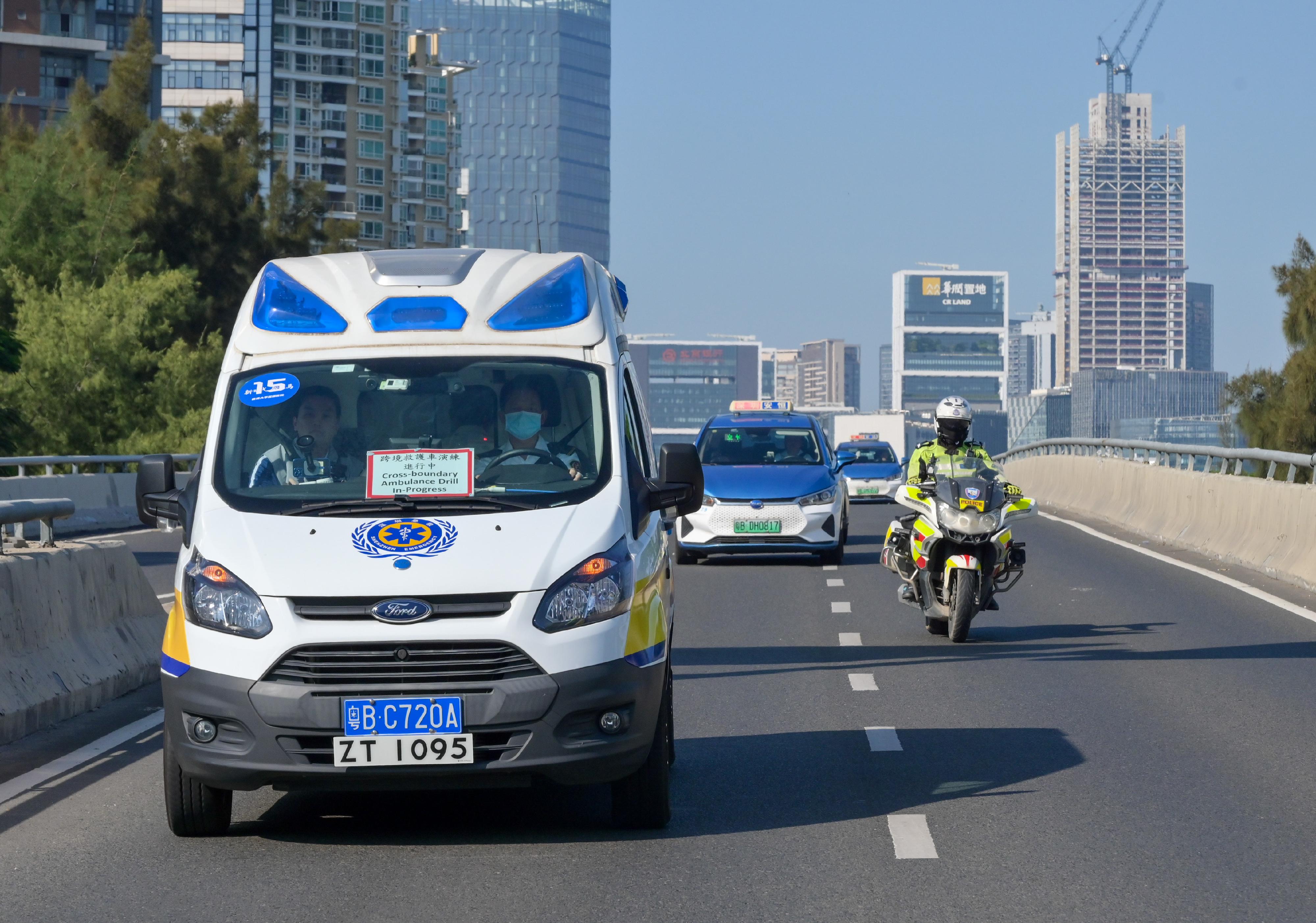 The Hong Kong Special Administrative Region Government today (October 31) conducted the second drill for the Pilot Scheme for Direct Cross-boundary Ambulance Transfer in the Greater Bay Area in collaboration with the Guangdong Provincial Government and the Shenzhen Municipal Government. Photo shows the Shenzhen cross-boundary ambulance heading to the Shenzhen Bay Port on the Mainland from the University of Hong Kong - Shenzhen Hospital.
