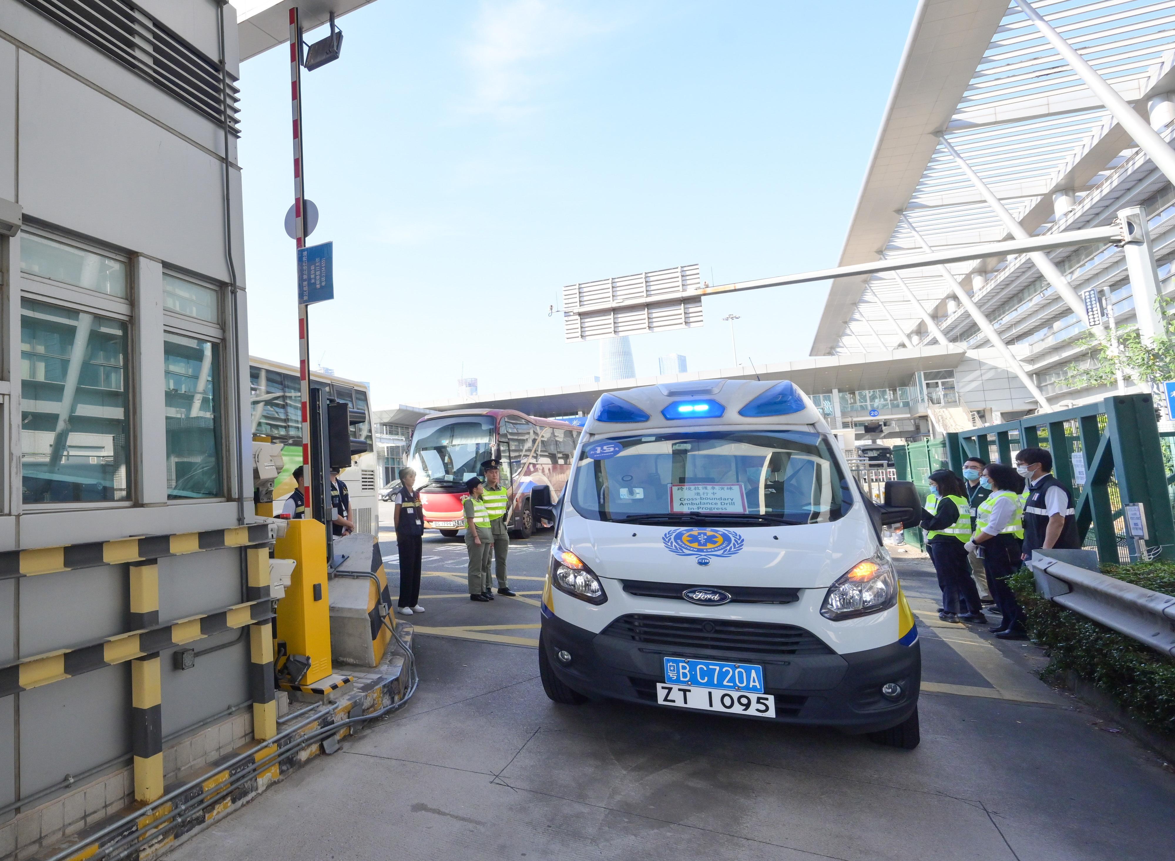 The Hong Kong Special Administrative Region Government today (October 31) conducted the second drill for the Pilot Scheme for Direct Cross-boundary Ambulance Transfer in the Greater Bay Area in collaboration with the Guangdong Provincial Government and the Shenzhen Municipal Government. Photo shows the cross-boundary ambulance used for the drill crossing through Shenzhen Bay Port in Hong Kong and heading to Tuen Mun Hospital.
