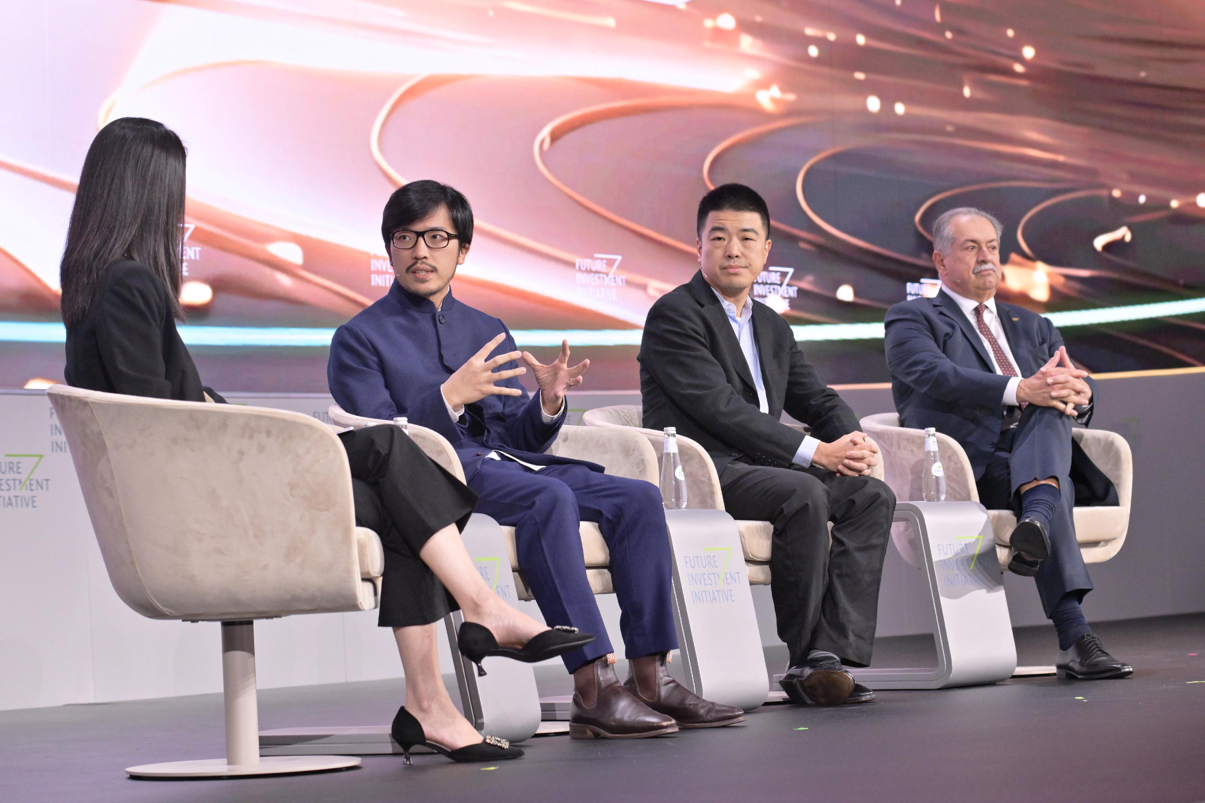 The Financial Secretary, Mr Paul Chan, and the Commissioner for Belt and Road, Mr Nicholas Ho, attended the Future Investment Initiative Plenary Session: Where is the New Silk Road? in Riyadh, Saudi Arabia, today (October 31, Riyadh time). Photo shows Mr Ho (third right) interacting with other guests at the Plenary Session.
