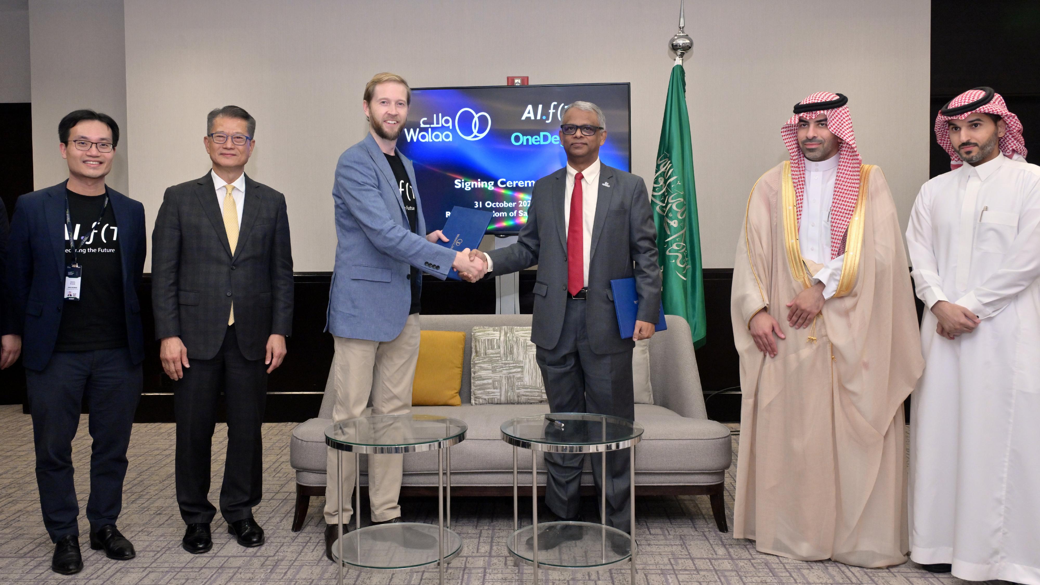 The Financial Secretary, Mr Paul Chan, continued to lead a delegation visiting Riyadh, Saudi Arabia, yesterday (October 31, Riyadh time). Photo shows Mr Chan (second left) witnessing the signing of a commercial agreement signed between a Hong Kong fintech company with a local financial institution.