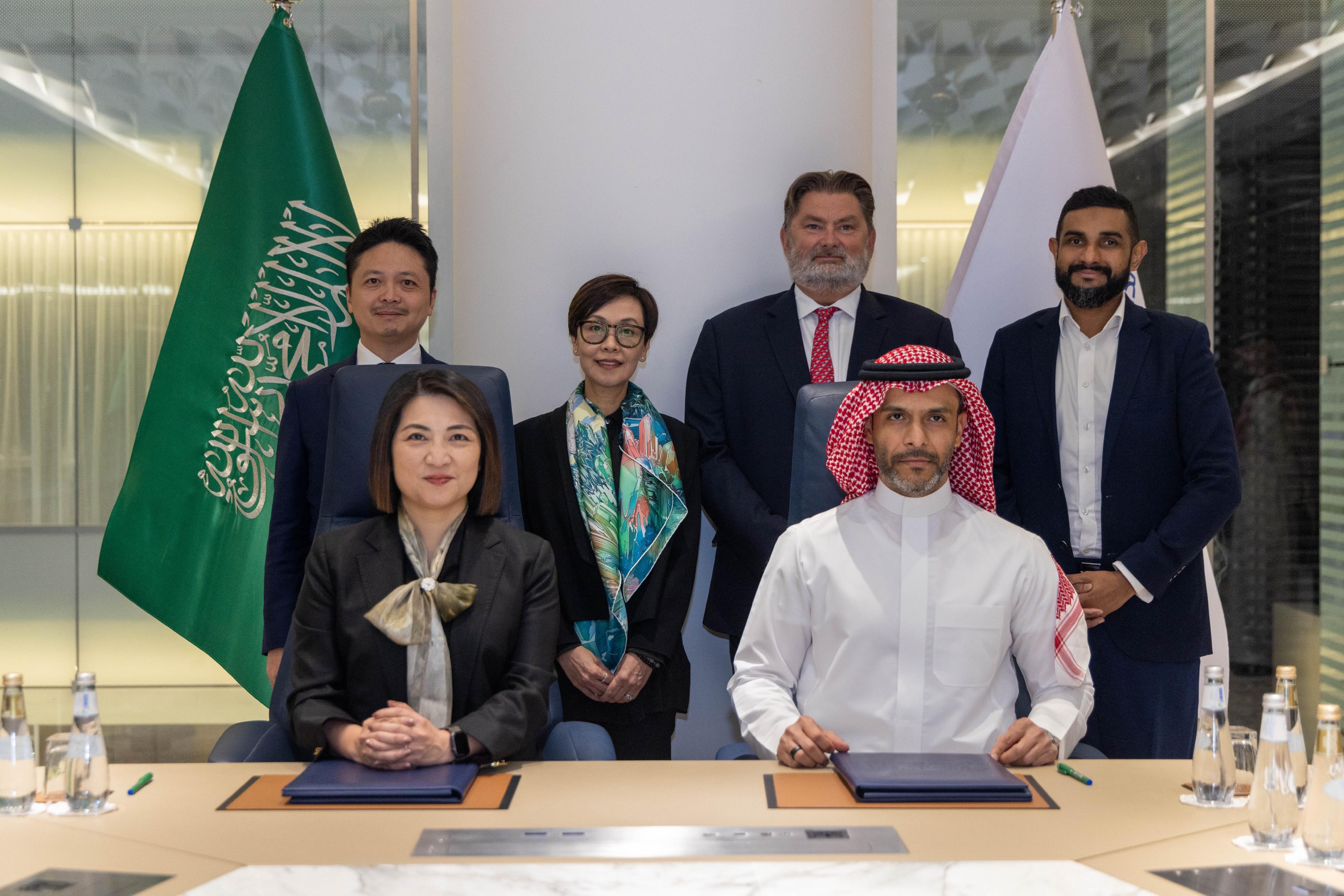 The Financial Secretary, Mr Paul Chan, continued to lead a delegation visiting Riyadh, Saudi Arabia, yesterday (October 31, Riyadh time). Photo shows the signing of Head of Terms between the Hang Seng Indexes Company and the Saudi Exchange.