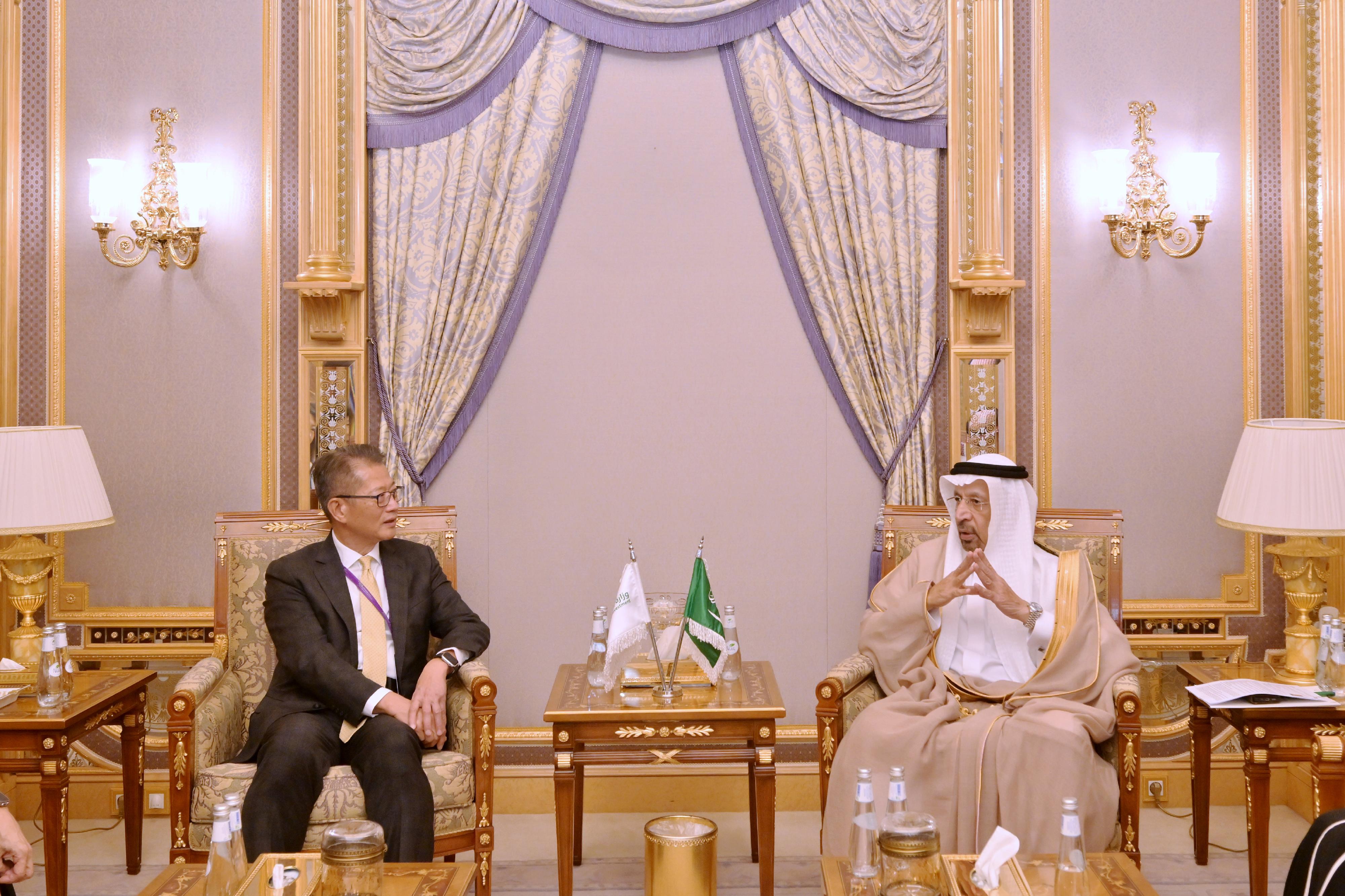 The Financial Secretary, Mr Paul Chan, continued to lead a delegation visiting Riyadh, Saudi Arabia, yesterday (October 31, Riyadh time). Photo shows Mr Chan (left) meeting with Minister of Investment of Saudi Arabia, Mr Khalid Al-Falih (right), during the meeting.