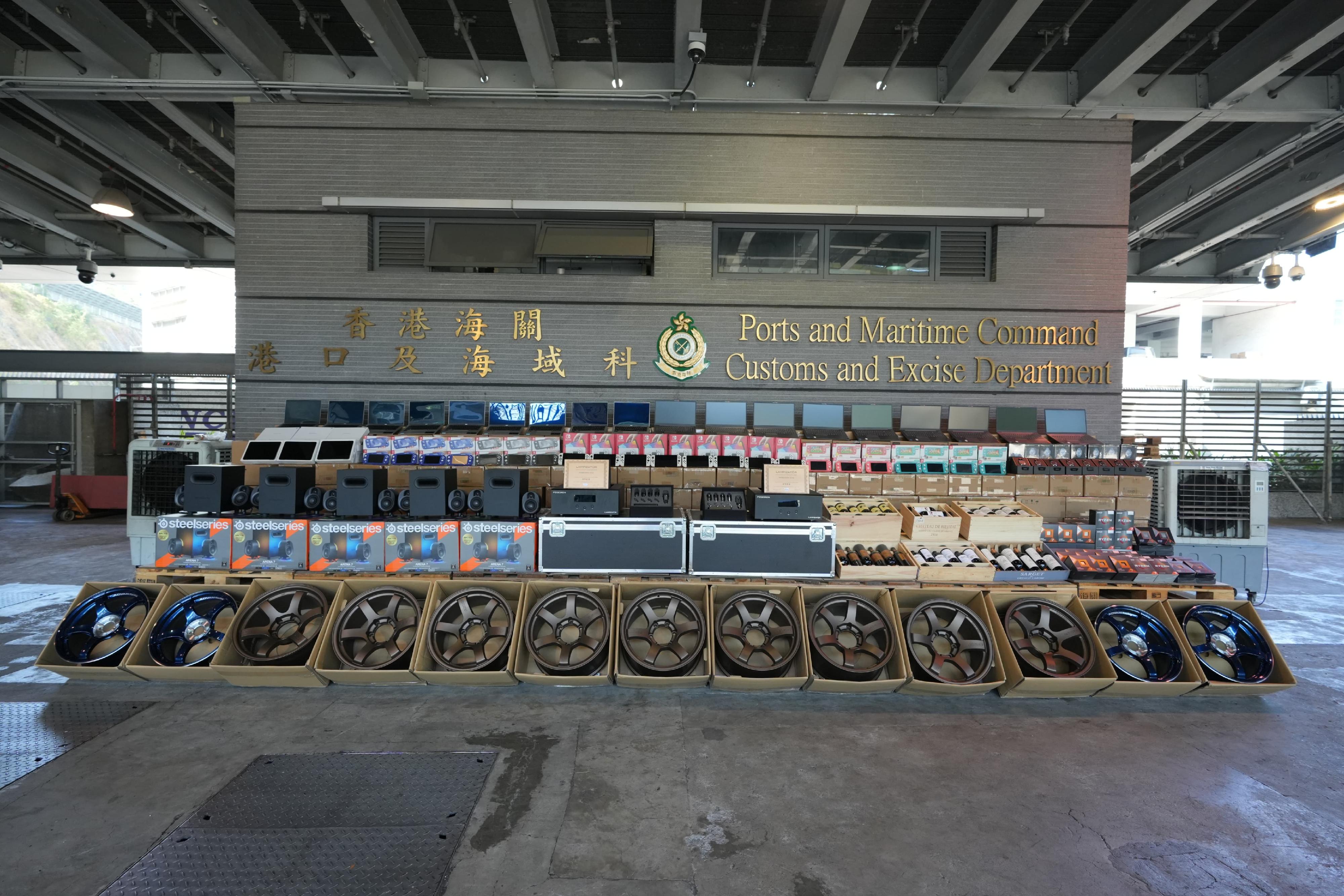 Hong Kong Customs detected a suspected smuggling case involving an ocean-going vessel destined for the Philippines on September 26. A large batch of suspected smuggled goods with a total estimated market value of about $140 million was seized. Photo shows the suspected smuggled goods seized.