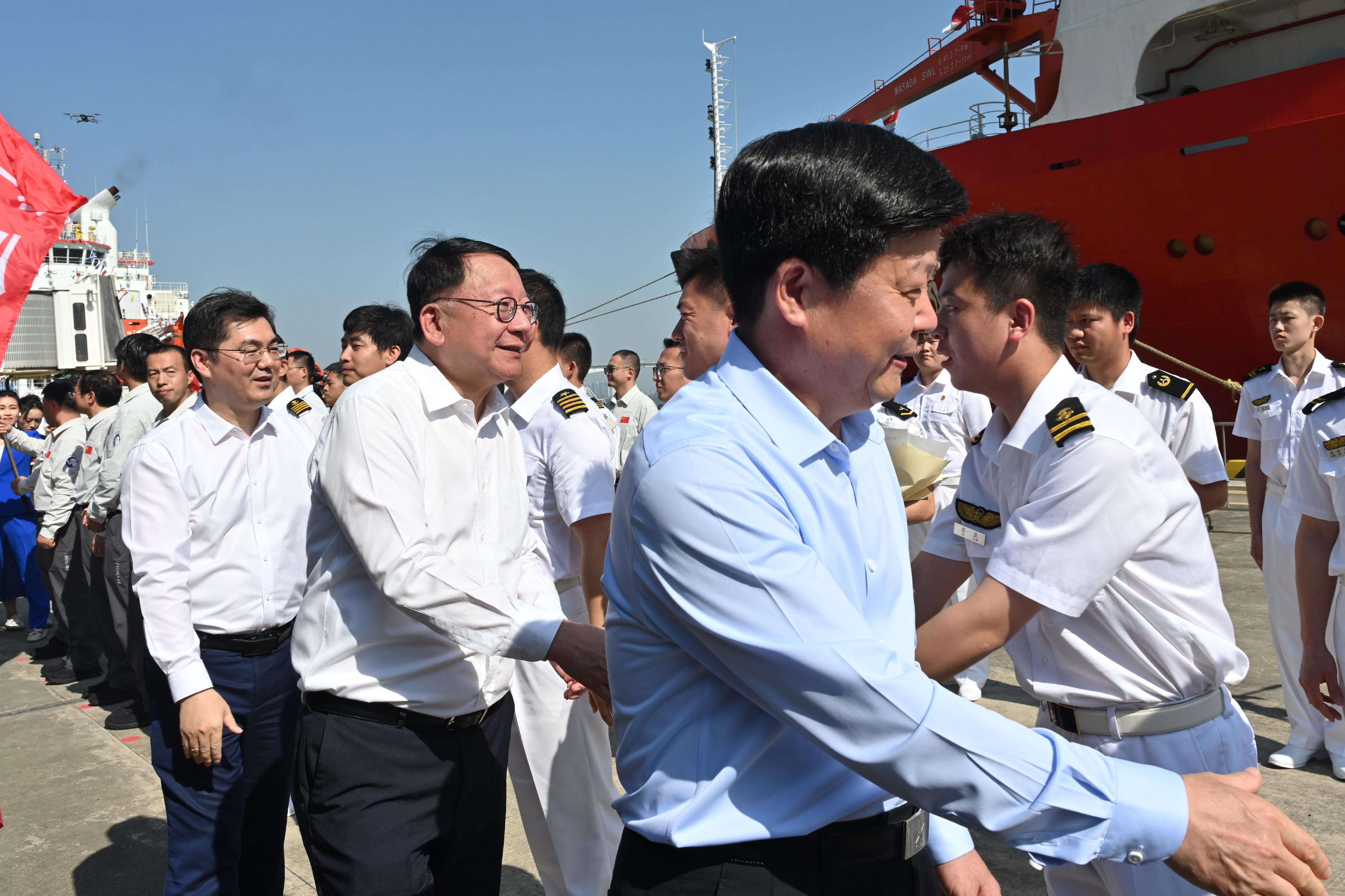 The Chief Secretary for Administration, Mr Chan Kwok-ki, attended the send-off event of China's 41st Antarctic expedition team in Guangzhou today (November 1). Photo shows Mr Chan (second left) shaking hands as he bids farewell to the expedition team.