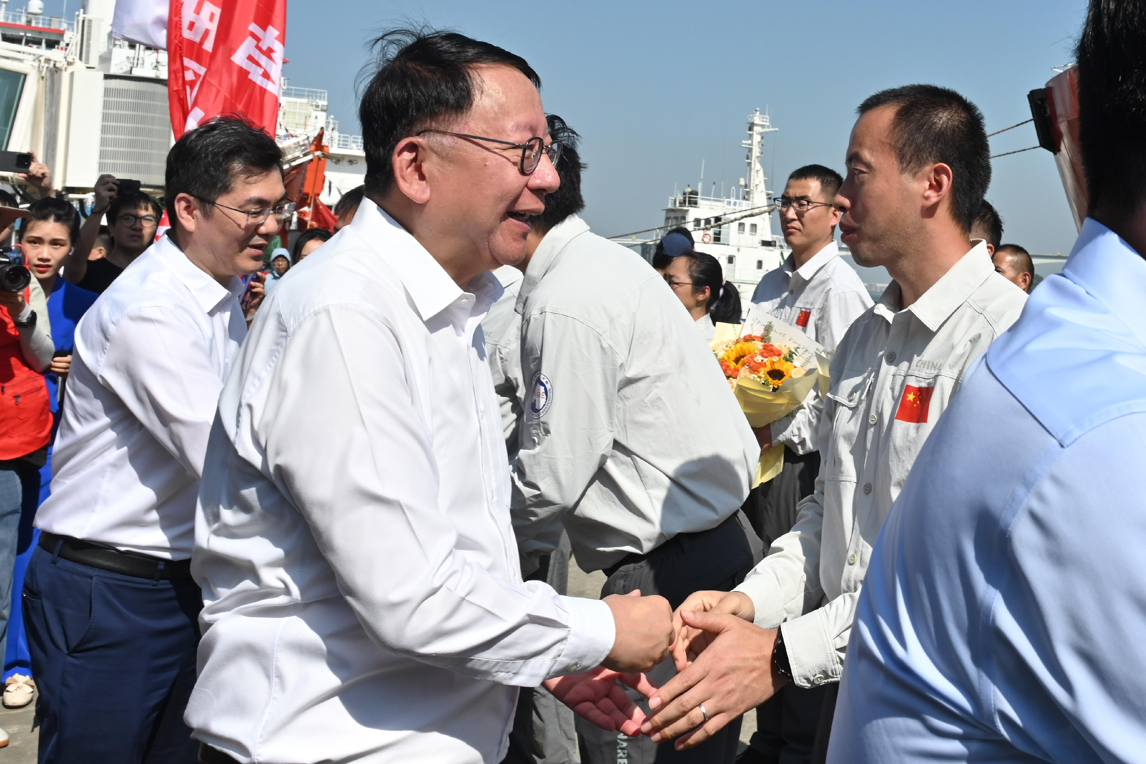 The Chief Secretary for Administration, Mr Chan Kwok-ki, attended the send-off event of China's 41st Antarctic expedition team in Guangzhou today (November 1). Photo shows Mr Chan (second left) shaking hands as he bids farewell to the expedition team.