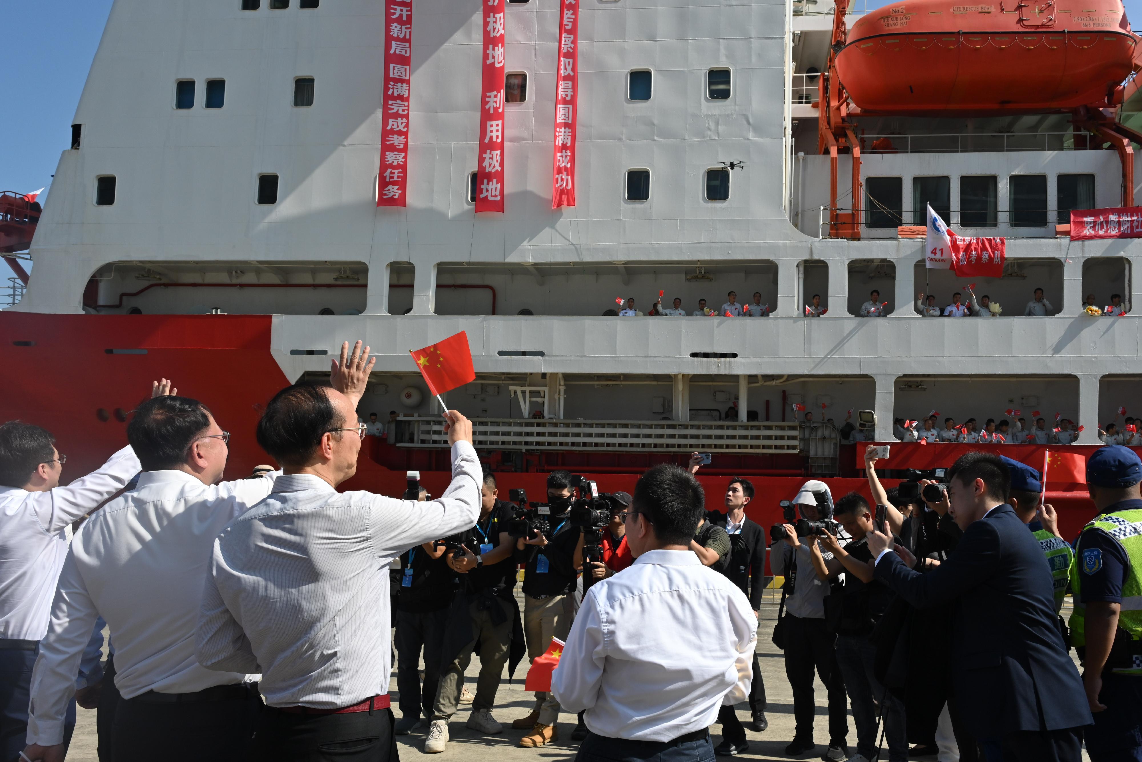 The Chief Secretary for Administration, Mr Chan Kwok-ki, attended the send-off event of China's 41st Antarctic expedition team in Guangzhou today (November 1). Photo shows Mr Chan (second left) waving farewell to the expedition team.