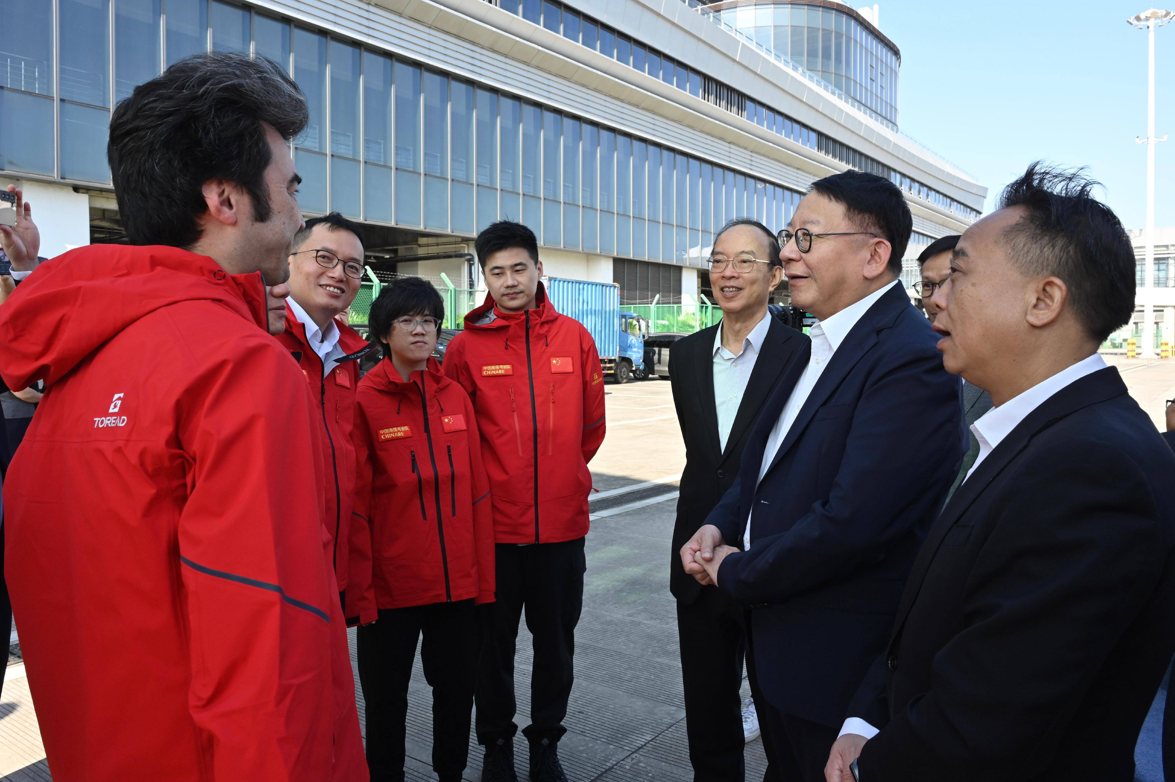 The Chief Secretary for Administration, Mr Chan Kwok-ki, attended the send-off event of China's 41st Antarctic expedition team in Guangzhou today (November 1). Photo shows Mr Chan (second right) interacting with the Hong Kong scientific team participating in the mission.