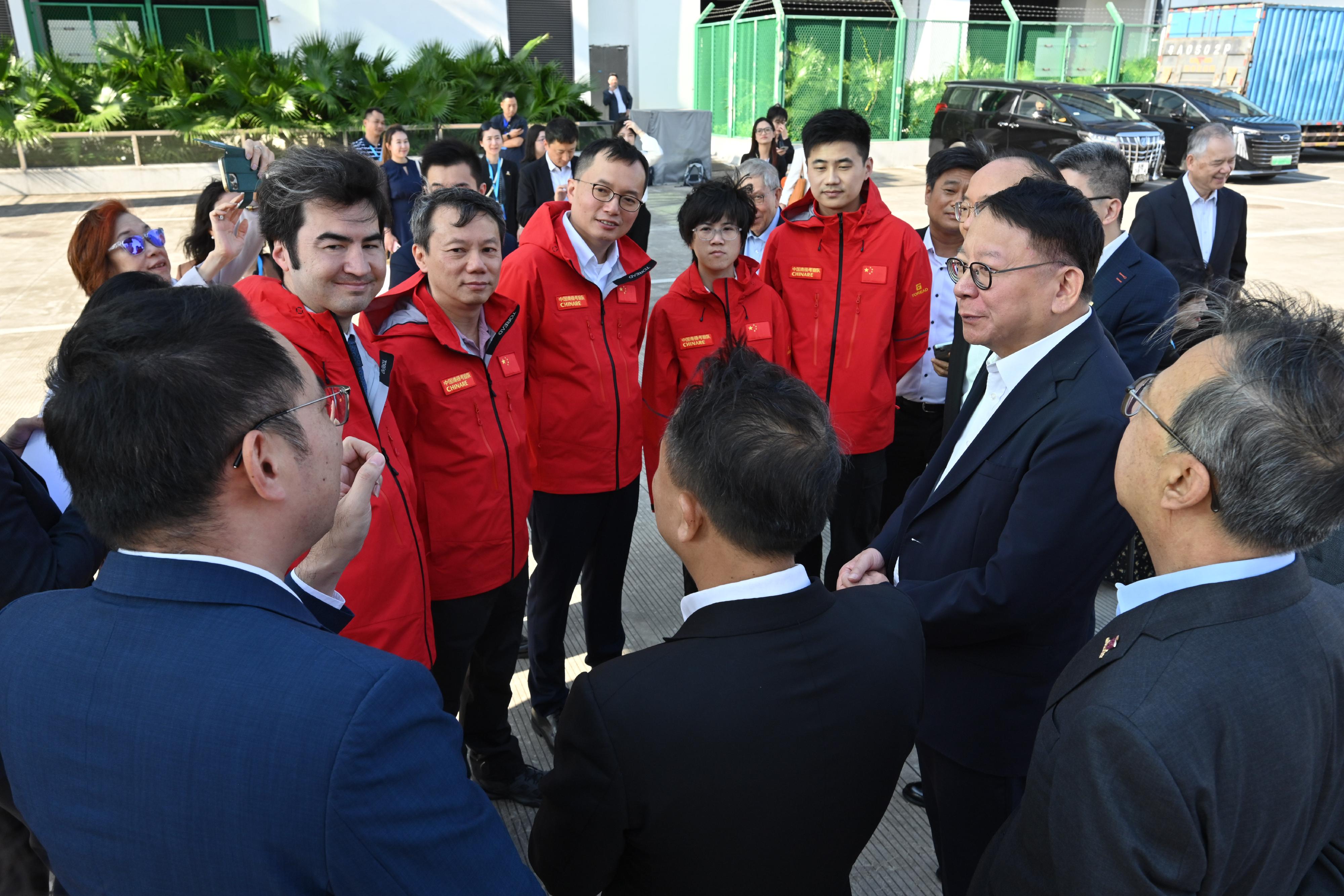 The Chief Secretary for Administration, Mr Chan Kwok-ki, attended the send-off event of China's 41st Antarctic expedition team in Guangzhou today (November 1). Photo shows Mr Chan (second right) interacting with the Hong Kong scientific team participating in the mission.