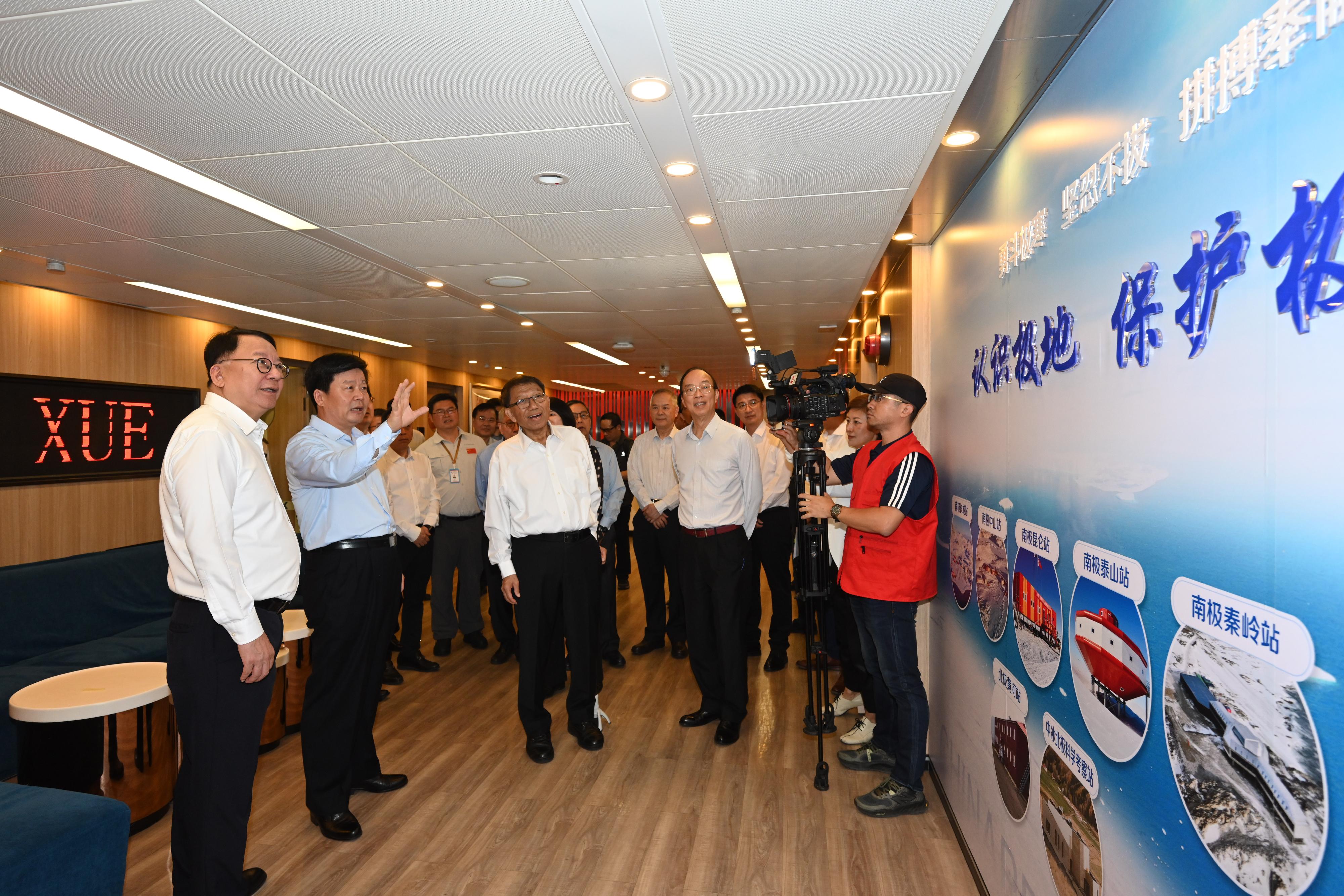 The Chief Secretary for Administration, Mr Chan Kwok-ki, attended the send-off event of China's 41st Antarctic expedition team in Guangzhou today (November 1). Photo shows (first row, from left) Mr Chan; Vice Minister of the Ministry of Natural Resources Mr Sun Shuxian; the Vice-Chancellor and President of the Chinese University of Hong Kong, Professor Rocky Tuan, and other guests touring the vessel Xuelong 2.