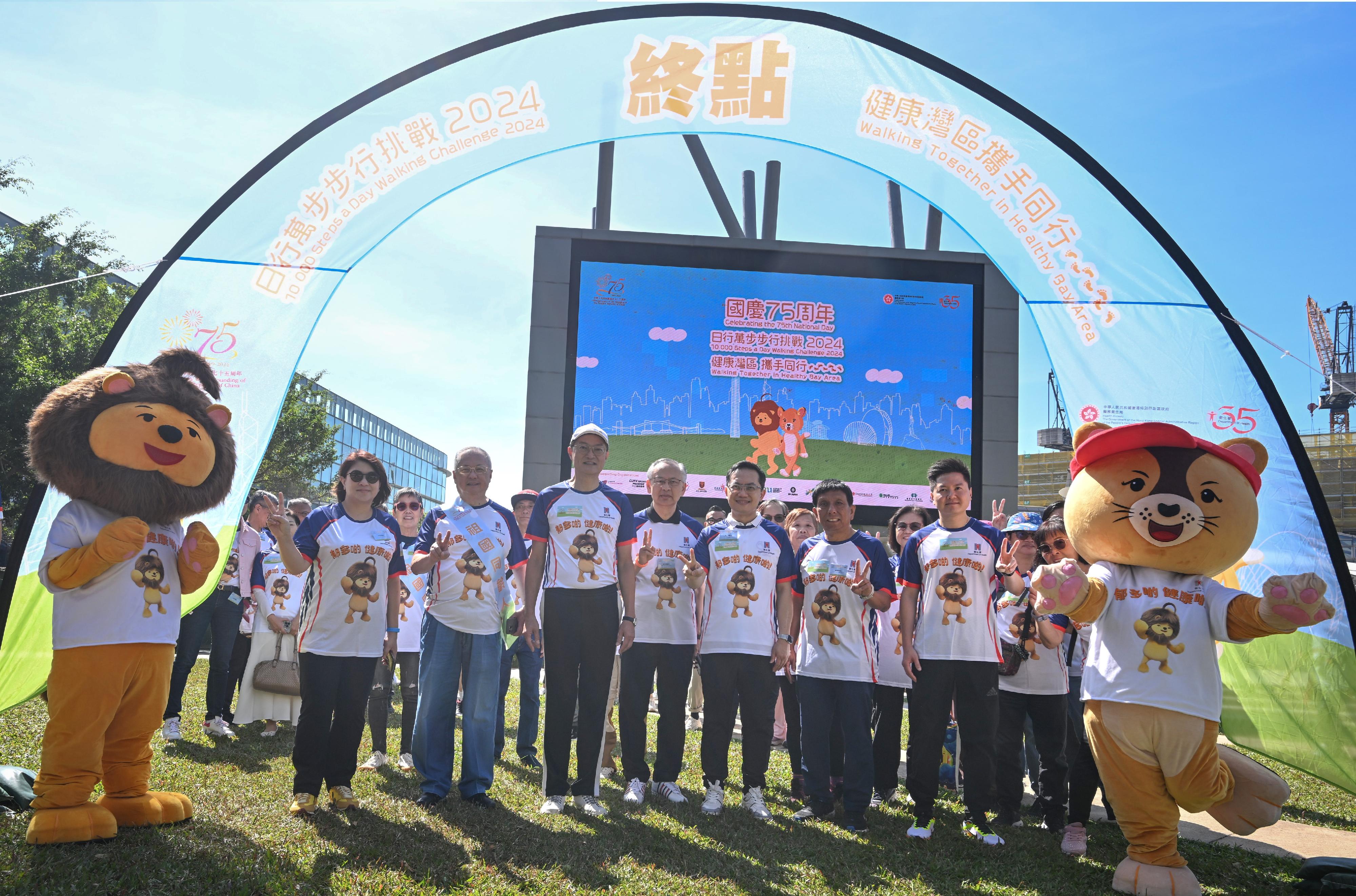 The Health Bureau and the Department of Health (DH) today (November 1) held the "Celebrating the 75th National Day  10 000 Steps a Day Walking Challenge 2024" Kick-off Ceremony to promote the health benefits of walking. Photo shows the Secretary for Health, Professor Lo Chung-mau (third left); the Under Secretary for Health, Dr Libby Lee (first left); the Director of Health, Dr Ronald Lam (third right); the Controller of the Centre for Health Protection of the DH, Dr Edwin Tsui (first right), and other guests at the finishing line after walking 1 949 steps.