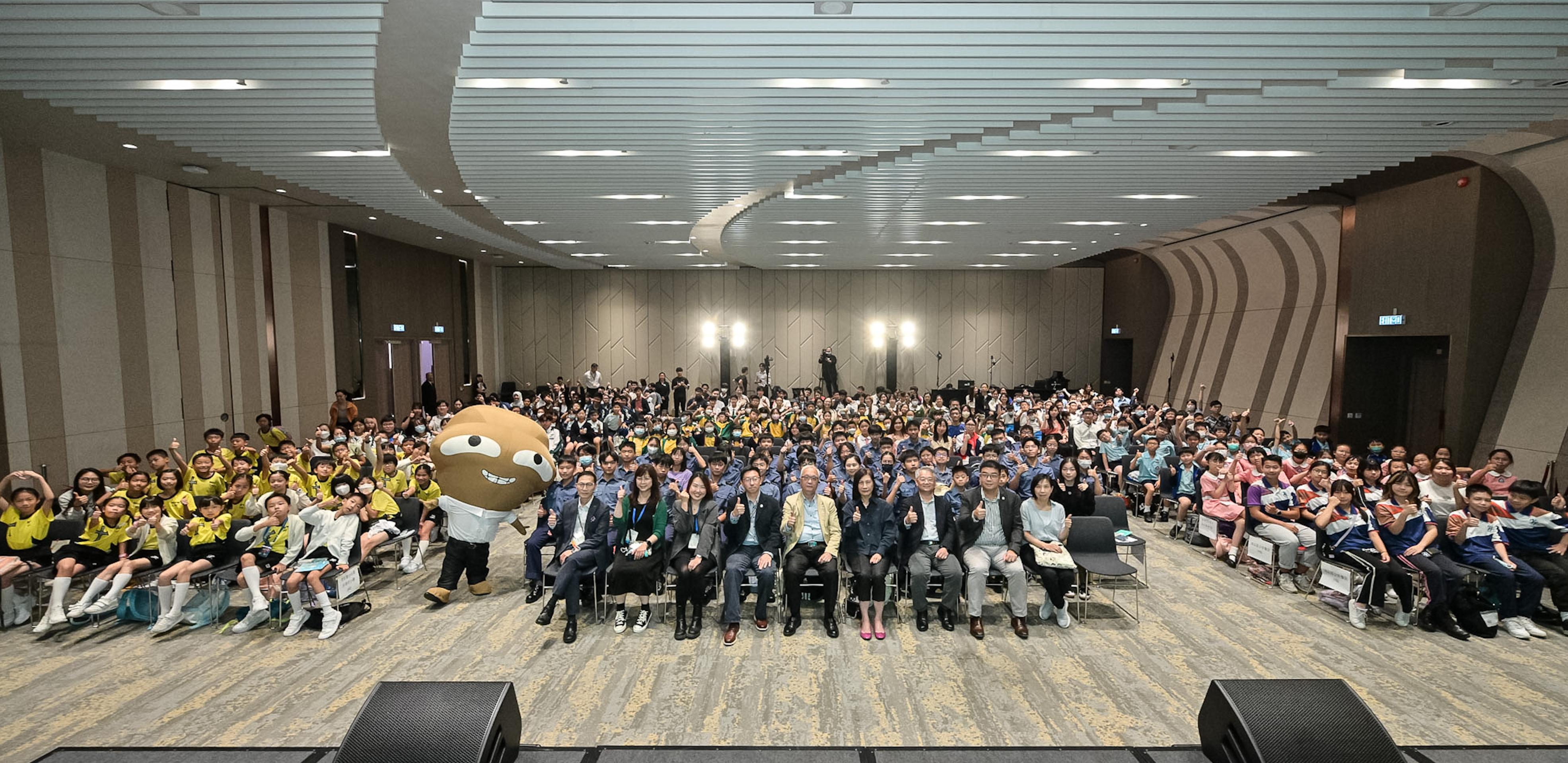 The Secretary for Environment and Ecology, Mr Tse Chin-wan (first row, ninth right), and the Director of Environmental Protection, Dr Samuel Chui (first row, seventh right), took a group photo with guests and young people during the Dialogue with the Secretary for Environment and Ecology session on the public day of the 19th Eco Expo Asia today (November 2).