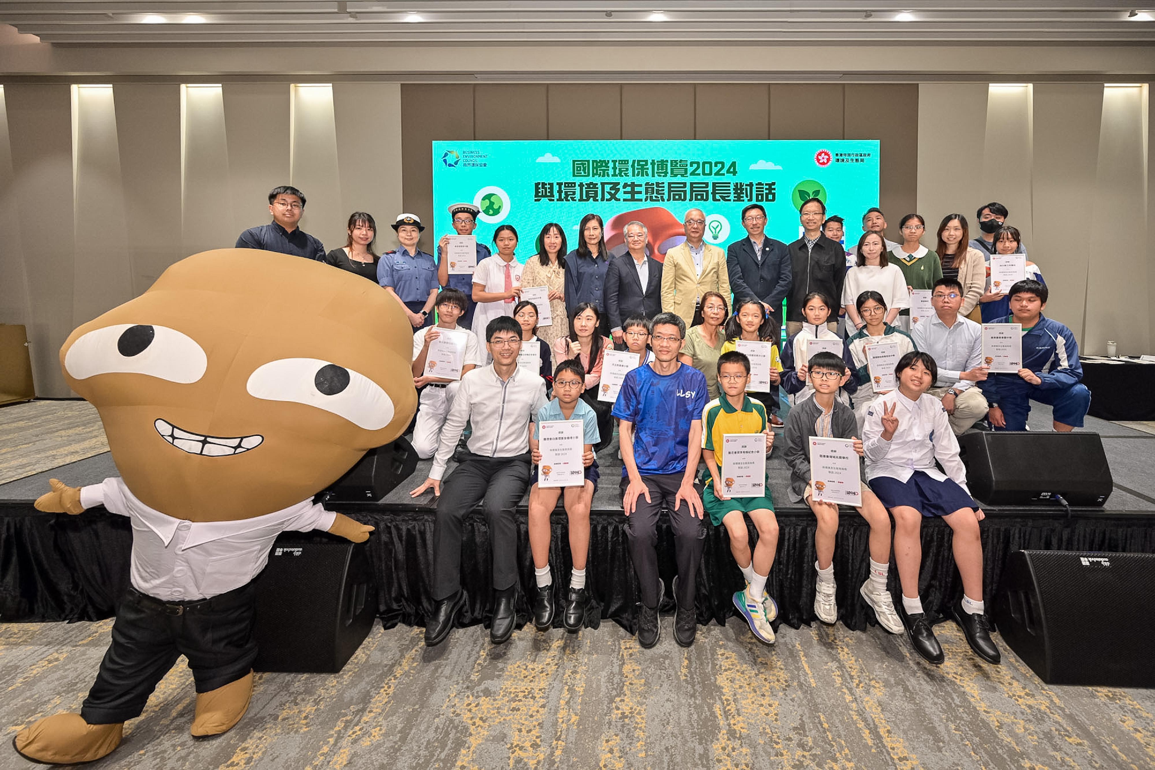 The Secretary for Environment and Ecology, Mr Tse Chin-wan (third row, ninth left), and the Director of Environmental Protection, Dr Samuel Chui (third row, eight left), present certificates to schools and youth uniformed groups participating in the Dialogue with the Secretary for Environment and Ecology session on the public day of the 19th Eco Expo Asia today (November 2).

 
