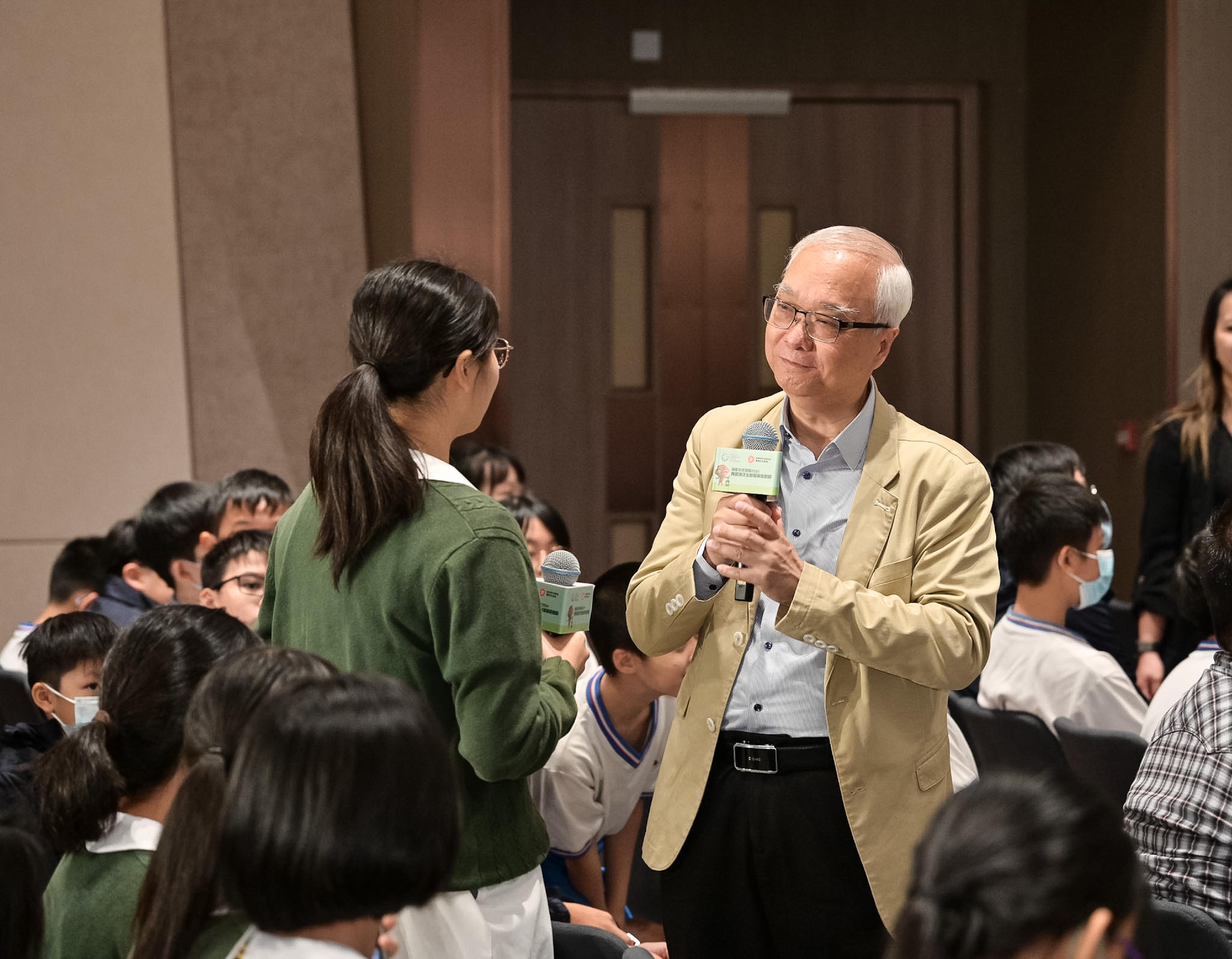 The Secretary for Environment and Ecology, Mr Tse Chin-wan, today (November 2) attended the Dialogue with the Secretary for Environment and Ecology session on the public day of the 19th Eco Expo Asia. Photo shows Mr Tse (right) sharing and exchanging views on environmental matters with an attendee. 