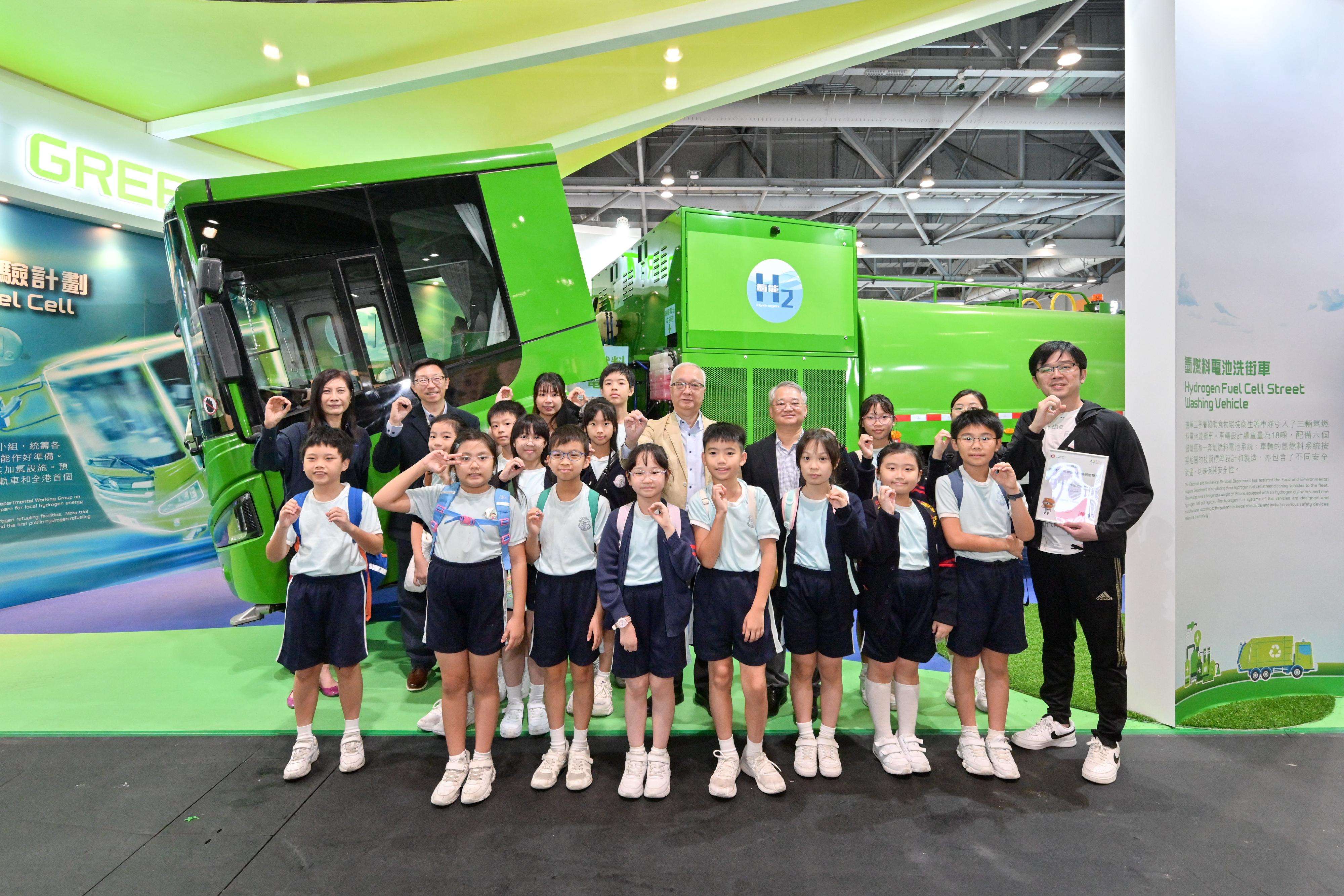 Today (November 2) is the public day of the 19th Eco Expo Asia, which is open to all free of charge. Photo shows the Secretary for Environment and Ecology, Mr Tse Chin-wan (second row, fifth right), and the Director of Environmental Protection, Dr Samuel Chui (second row, fourth right), visiting the "Green Transportation" zone with young people.