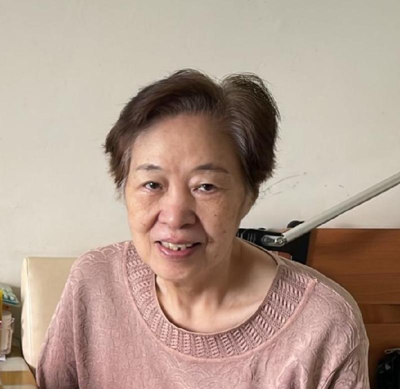 Tai Shun-ying, aged 85, is about 1.63 metres tall, 58 kilograms in weight and of thin build. She has a pointed face with yellow complexion and short white hair. She was last seen wearing a purple coat, a black shirt, grey pants and purple sneakers. 
