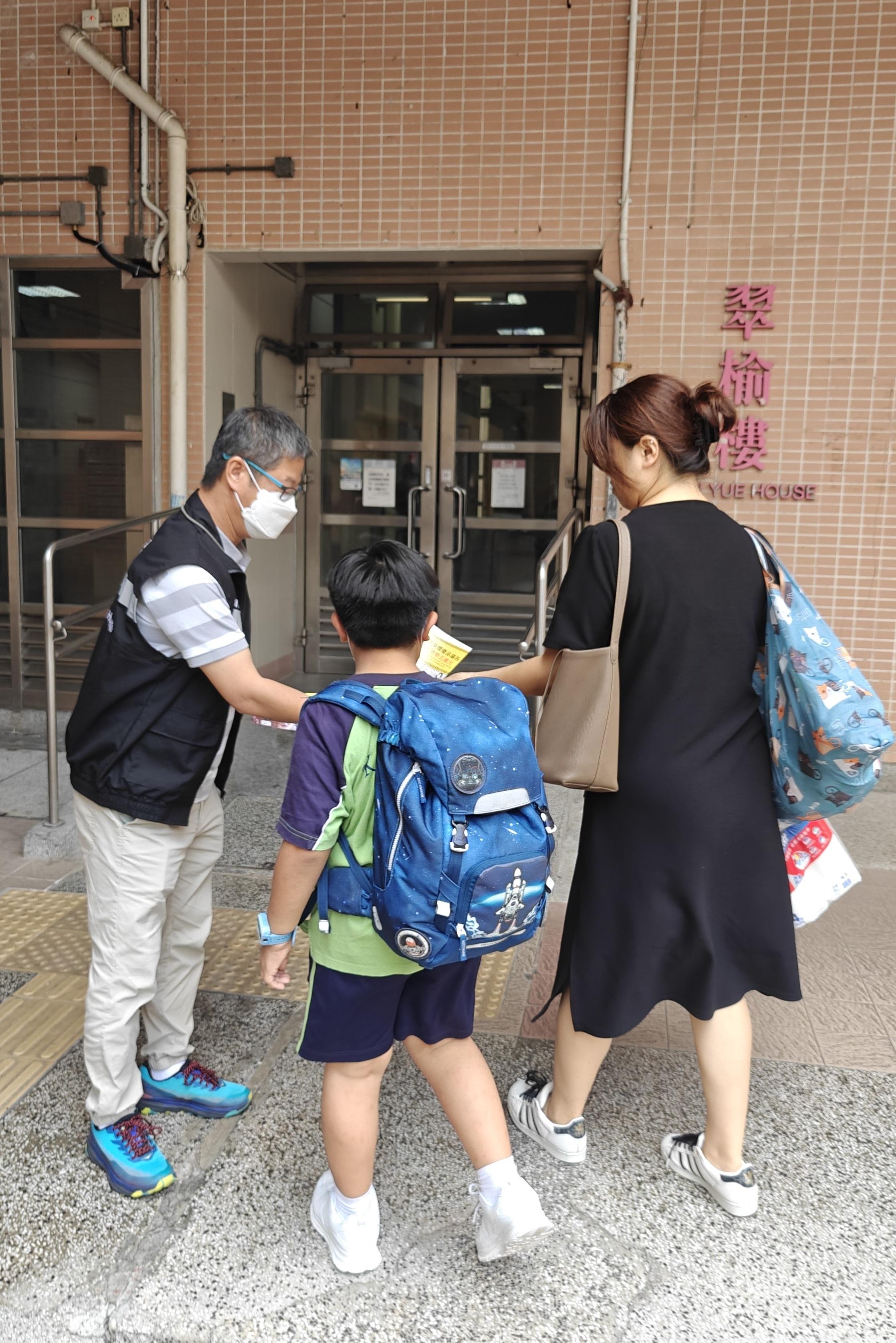 To step up enforcement actions to combat the distribution of smoking product leaflets in public housing estates, the Tobacco and Alcohol Control Office (TACO) of the Department of Health today (November 4) continued to carry out a joint operation with the Police and the Housing Department to conduct inspections and carry out publicity at four public housing estates in Kwun Tong District. In addition to patrolling at the estates, officers from TACO provided estate security personnel and residents with information on what to do when a suspected violation is found. 