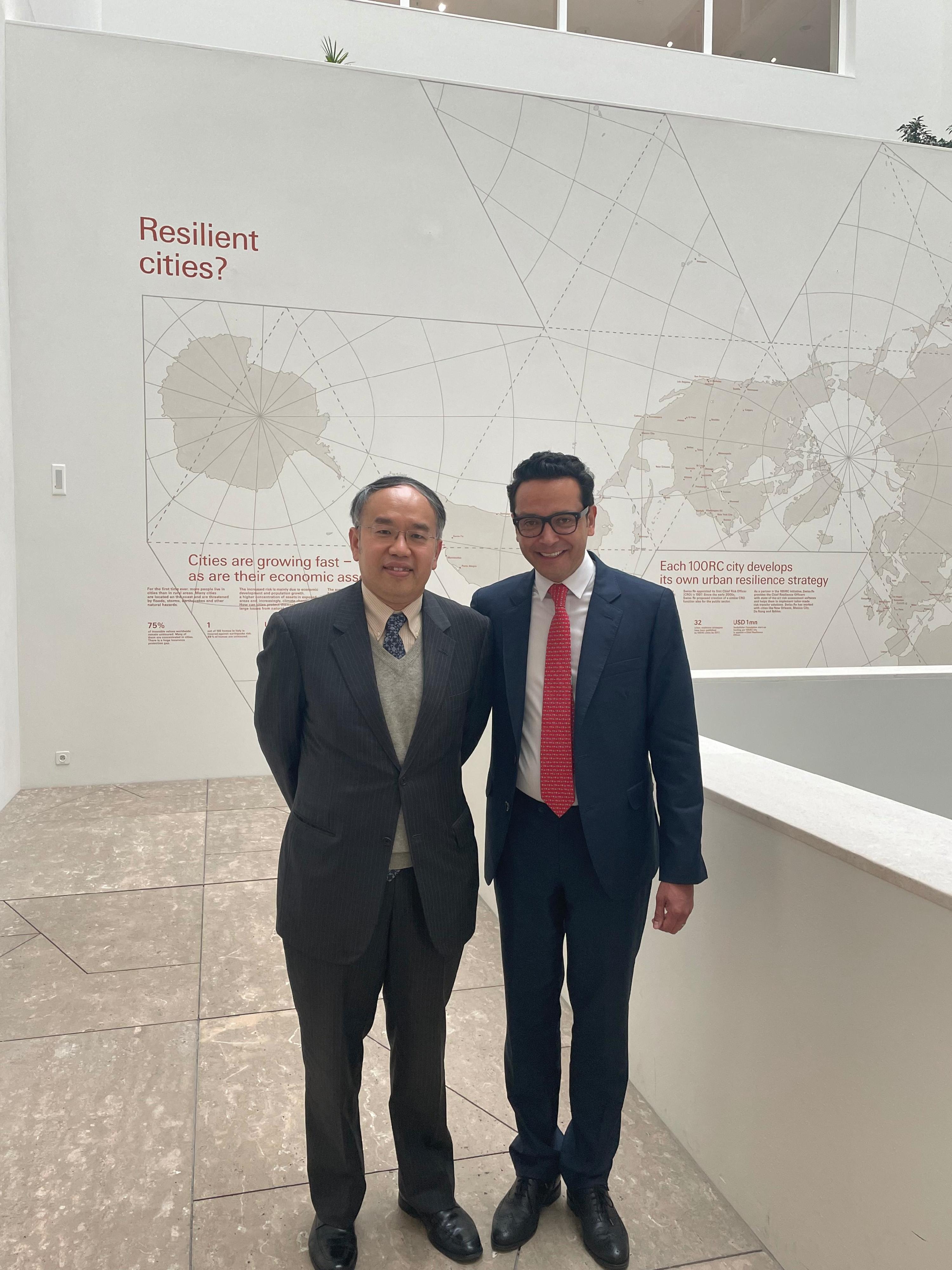 The Secretary for Financial Services and the Treasury, Mr Christopher Hui, started his visit to Zurich, Switzerland, on November 4 (Zurich time). Photo shows Mr Hui (left) with the Chief Executive Officer, Corporate Solutions, of Swiss Re Group, Mr Ivan Gonzalez (right).