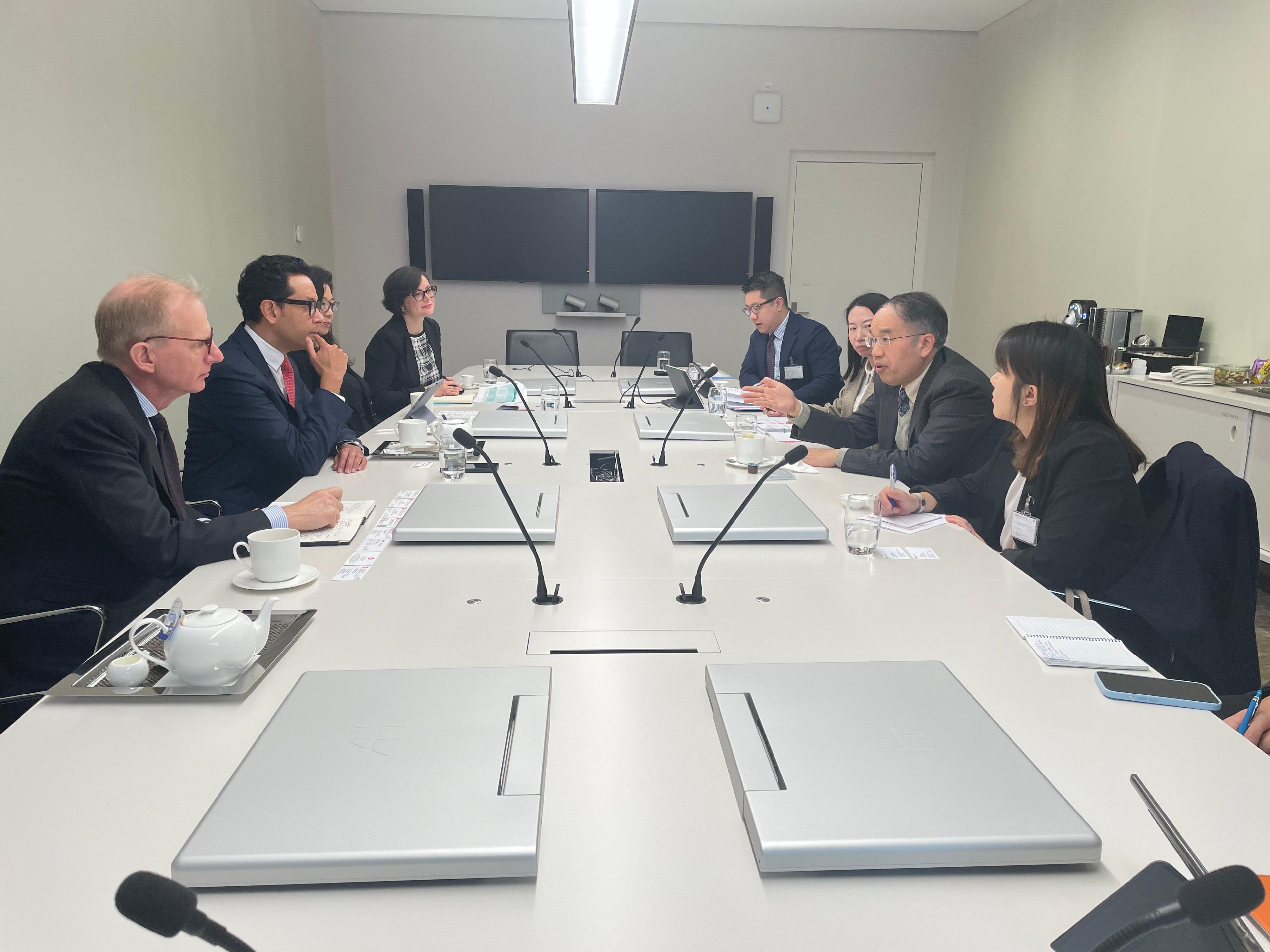 The Secretary for Financial Services and the Treasury, Mr Christopher Hui, started his visit to Zurich, Switzerland, on November 4 (Zurich time). Photo shows Mr Hui (second right) meeting with the Chief Executive Officer, Corporate Solutions, Swiss Re Group, Mr Ivan Gonzalez (second left). Also present is the Director of the Hong Kong Economic and Trade Office, Berlin, Ms Jenny Szeto (first right).