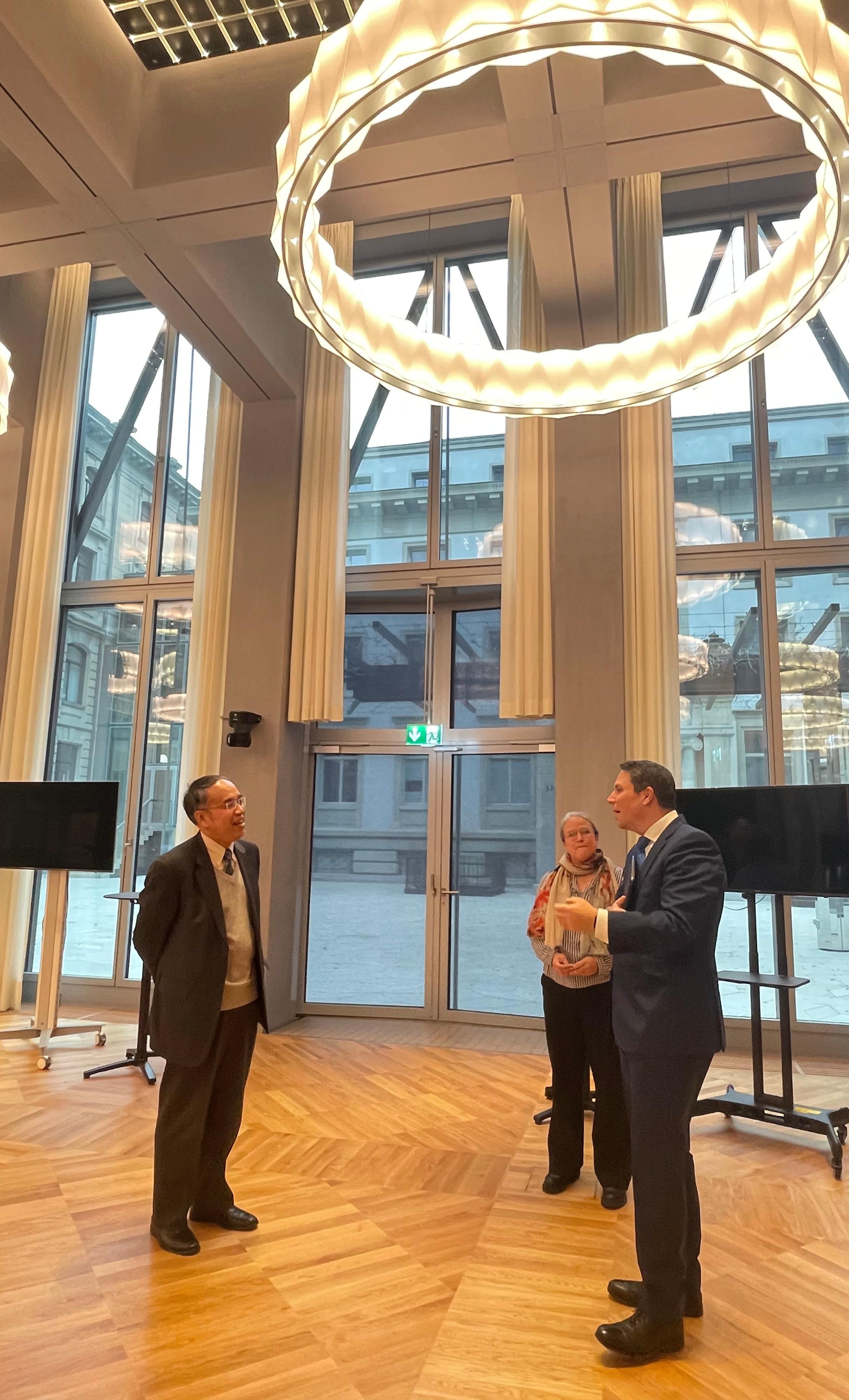 The Secretary for Financial Services and the Treasury, Mr Christopher Hui, started his visit to Zurich, Switzerland, on November 4 (Zurich time). Photo shows Mr Hui (left) touring the Zurich Insurance Group building.