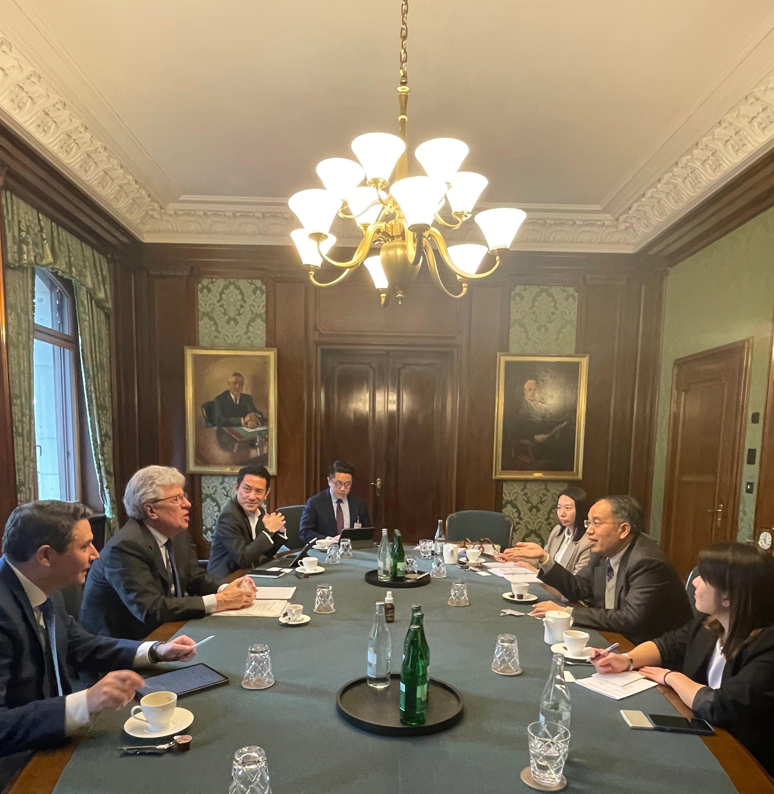 The Secretary for Financial Services and the Treasury, Mr Christopher Hui, started his visit to Zurich, Switzerland, on November 4 (Zurich time). Photo shows Mr Hui (second right) meeting with the Chairman of the Board of Zurich Insurance Group, Mr Michel M Liès (second left).