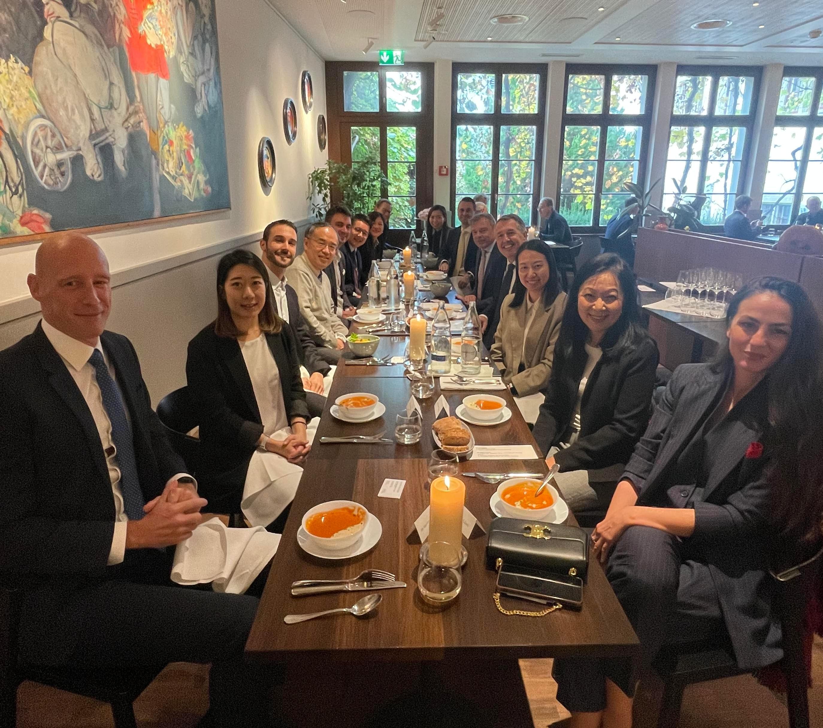 The Secretary for Financial Services and the Treasury, Mr Christopher Hui, started his visit to Zurich, Switzerland, on November 4 (Zurich time). Photo shows Mr Hui (fourth left) having a lunch meeting with the President of the Swiss-Hong Kong Business Association, Mr Marcel Schmid (fourth right). Also present is the Director of the Hong Kong Economic and Trade Office, Berlin, Ms Jenny Szeto (second left).