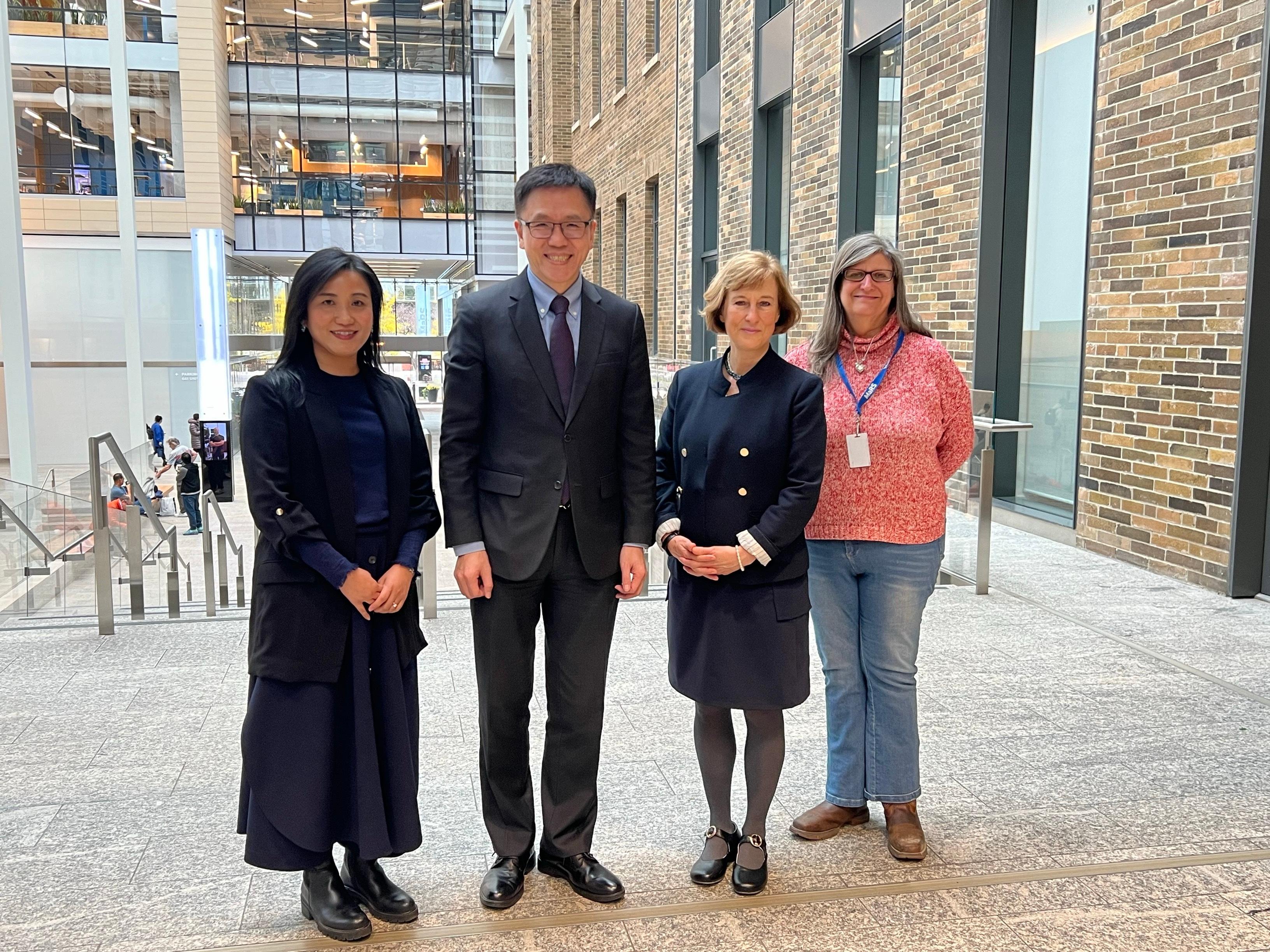 The Secretary for Innovation, Technology and Industry, Professor Sun Dong (second left), visited MaRS Discovery District, an innovation hub, and met with its Chief Executive Officer, Mrs Alison Nankivell (second right), in Toronto on November 4 (Toronto time).
