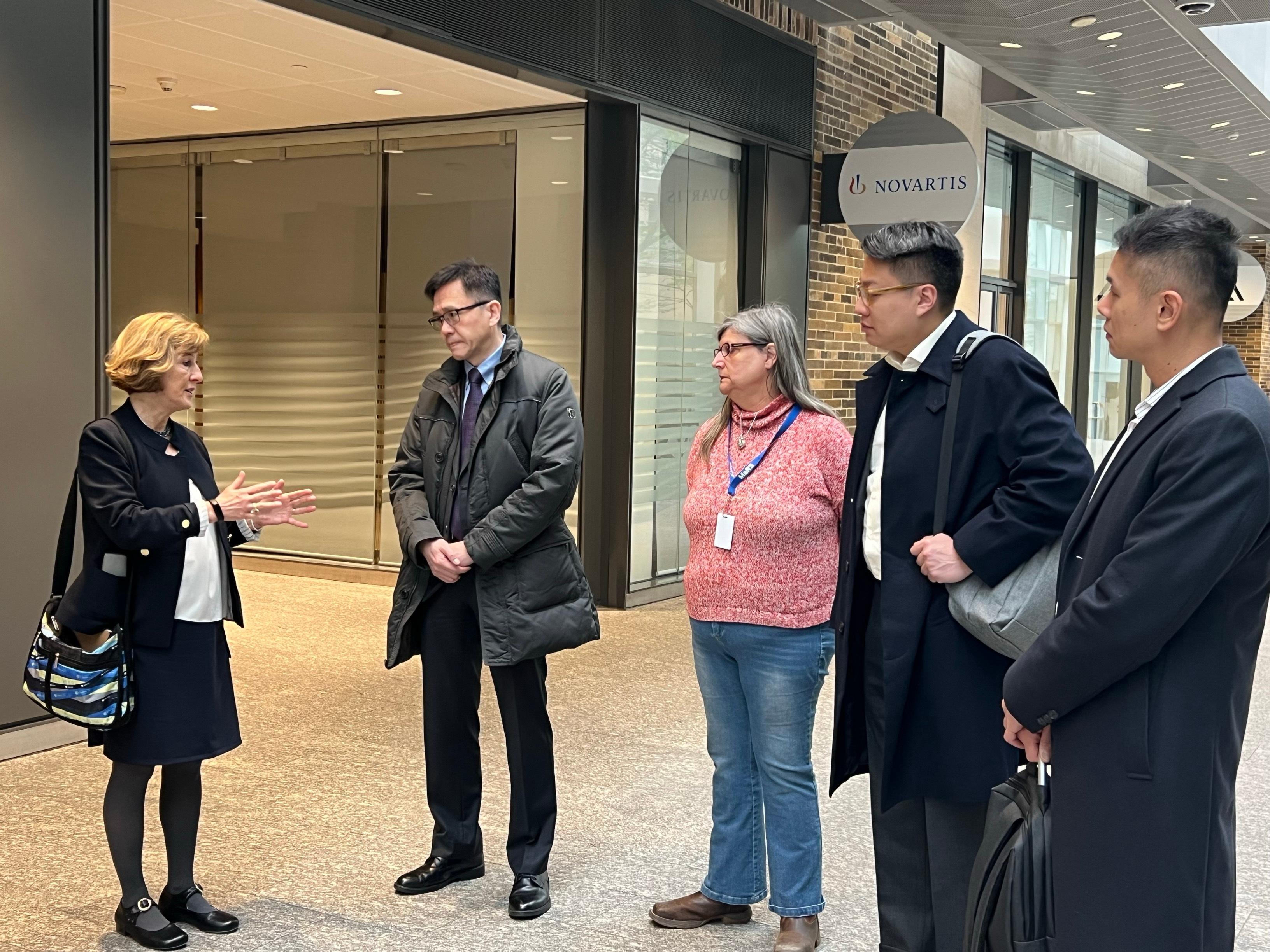 The Secretary for Innovation, Technology and Industry, Professor Sun Dong (second left), visited MaRS Discovery District, an innovation hub, to receive a briefing on the hub's successful experience in nurturing an innovation and technology ecosystem in Toronto on November 4 (Toronto time).
