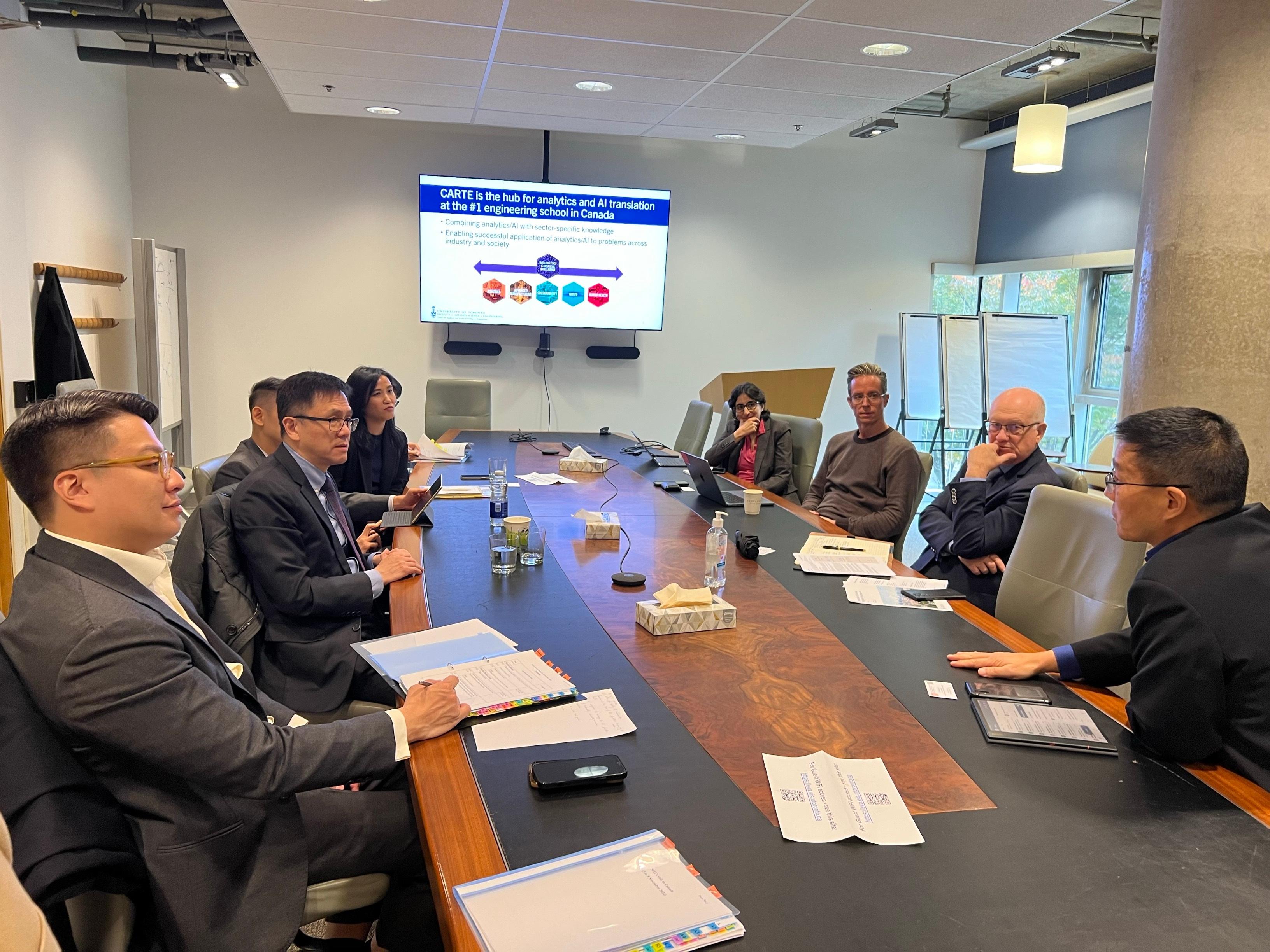 The Secretary for Innovation, Technology and Industry, Professor Sun Dong (second left), visited the Centre for Analytics & Artificial Intelligence Engineering of the Faculty of Applied Science and Engineering of the University of Toronto, and met with the Dean of the Faculty, Professor Christopher Yip (first right), and the Acting Associate Vice-President International Partnerships, Professor David Wolfe (second right), in Toronto on November 4 (Toronto time).