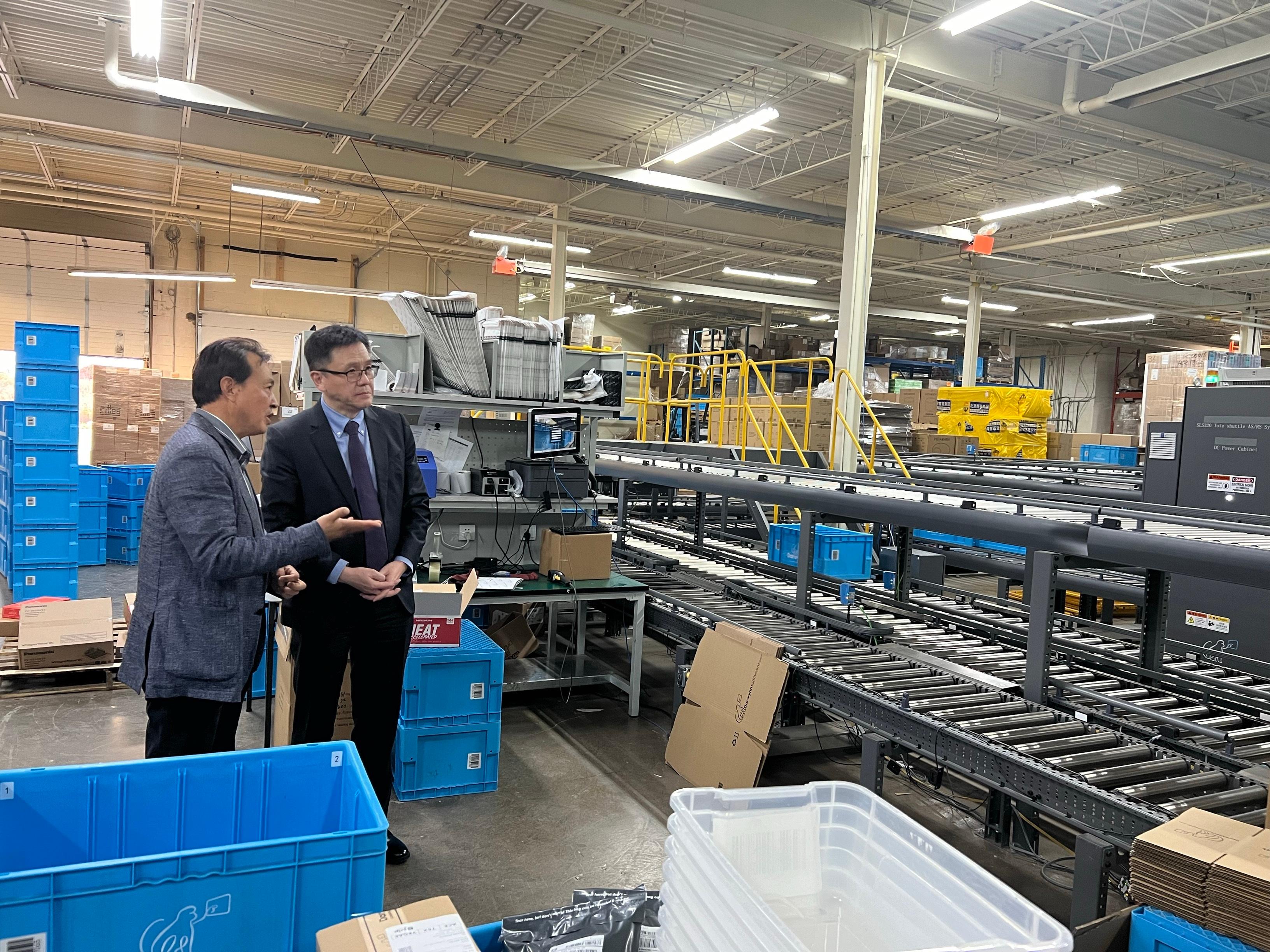 The Secretary for Innovation, Technology and Industry, Professor Sun Dong (right), visited a start-up in Toronto on November 4 (Toronto time), which provides storage and delivery services in North America.
