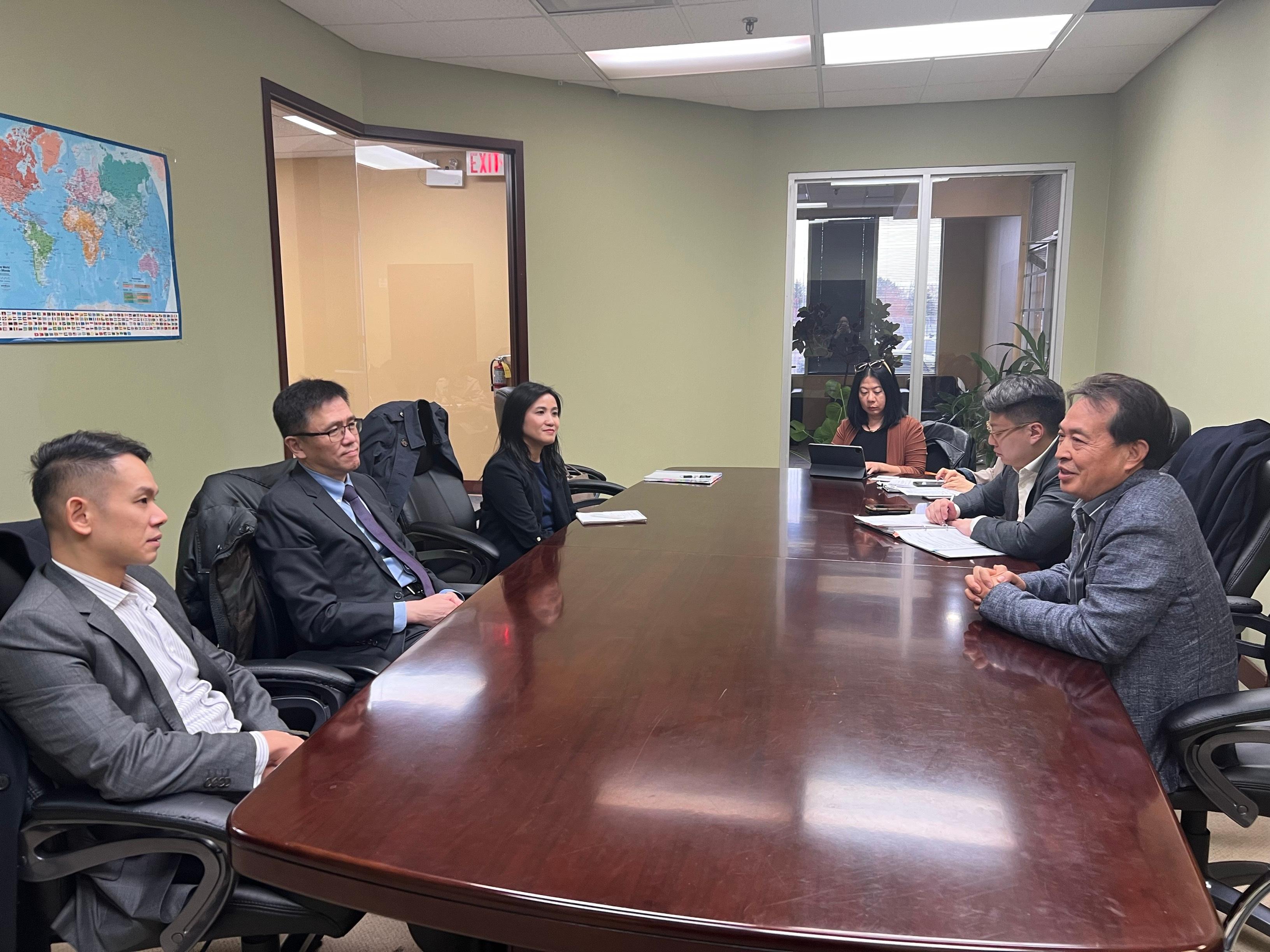 The Secretary for Innovation, Technology and Industry, Professor Sun Dong (second left), visited a start-up in Toronto on November 4 (Toronto time), which provides storage and delivery services in North America, and was briefed on the company's operations.