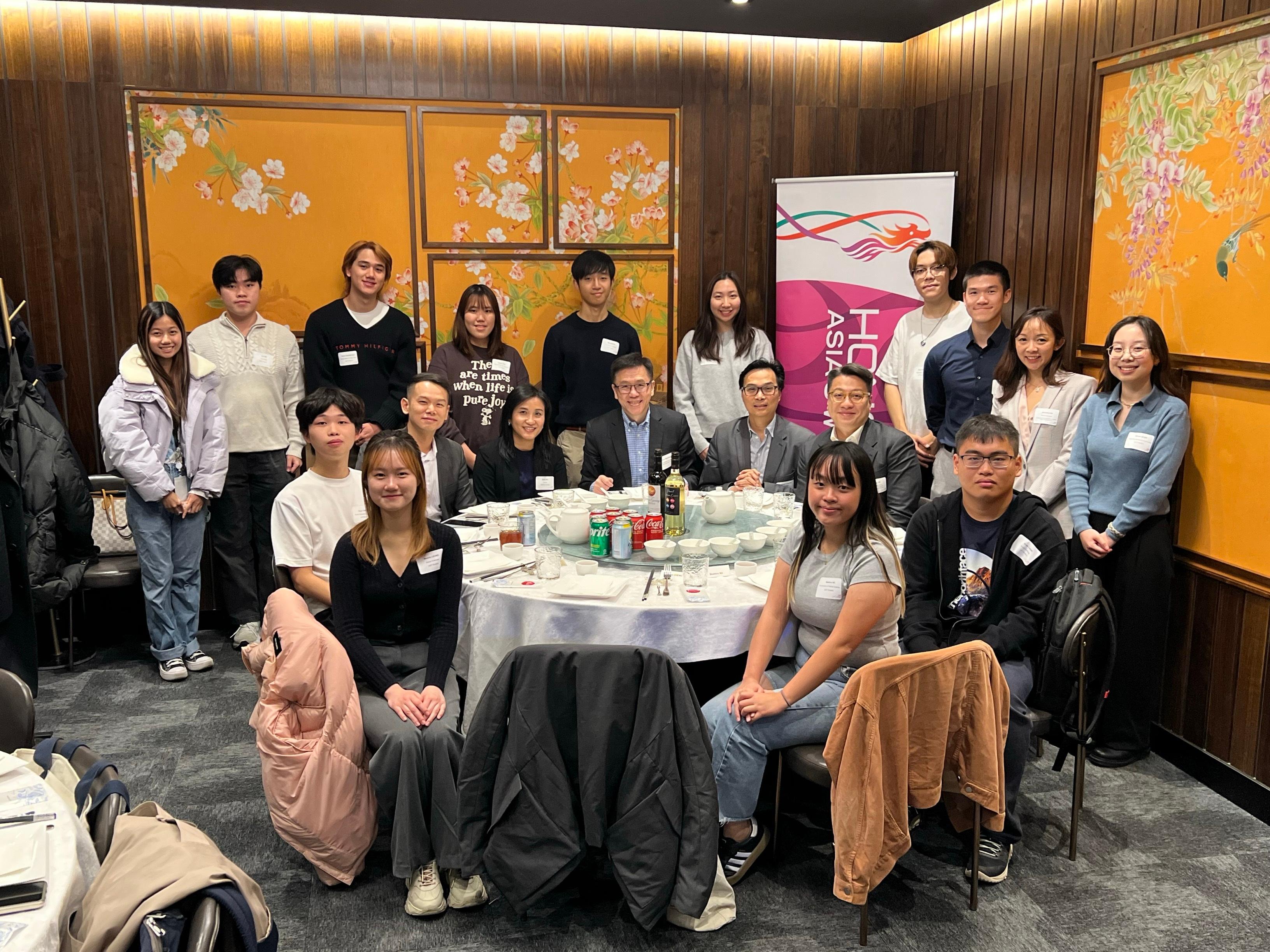 The Secretary for Innovation, Technology and Industry, Professor Sun Dong (front row, centre), attended a networking dinner, organised by the Hong Kong-Canada Business Association (Toronto Chapter), in Toronto on November 4 (Toronto time). Professor Sun had an exchange with Hong Kong young people studying and working in Toronto to learn more about their study and work lives in Canada.