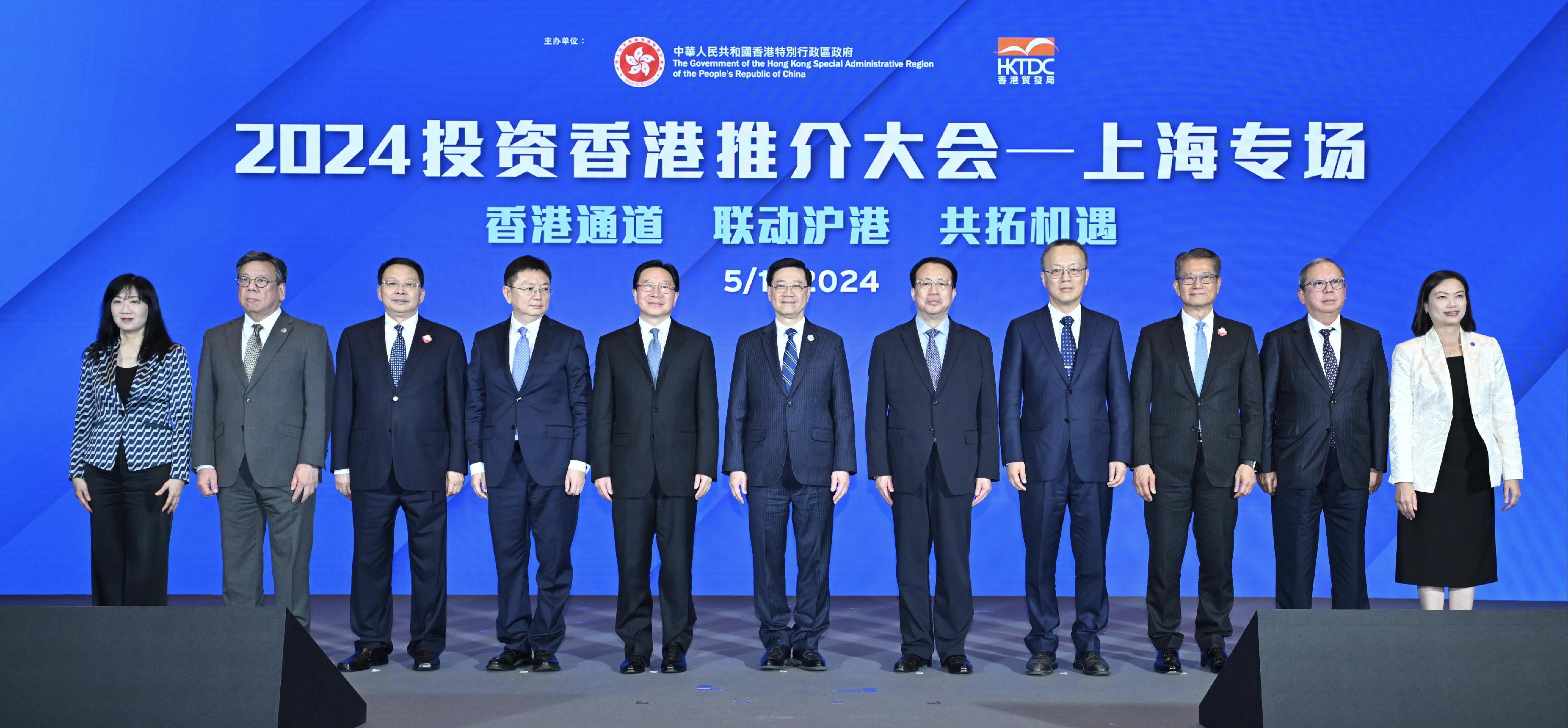 The Chief Executive, Mr John Lee, attended the 2024 Hong Kong Investment Promotion Conference – Shanghai Forum in Shanghai today (November 5). Photo shows (from left) the Executive Director of the Hong Kong Trade Development Council (HKTDC), Ms Margaret Fong; the Secretary for Commerce and Economic Development, Mr Algernon Yau; Deputy Director of the Liaison Office of the Central People's Government in the Hong Kong Special Administrative Region Mr Yin Zonghua; Vice Minister of Commerce Mr Ling Ji; the Executive Deputy Director of the Hong Kong and Macao Affairs Office of the State Council, Mr Zhou Ji; Mr Lee; the Mayor of Shanghai, Mr Gong Zheng; Vice Minister of the Ministry of Science and Technology of the People’s Republic of China Mr Long Teng; the Financial Secretary, Mr Paul Chan; the Chairman of the HKTDC, Dr Peter Lam; and the Permanent Secretary for Commerce and Economic Development, Ms Maggie Wong, at the event.
