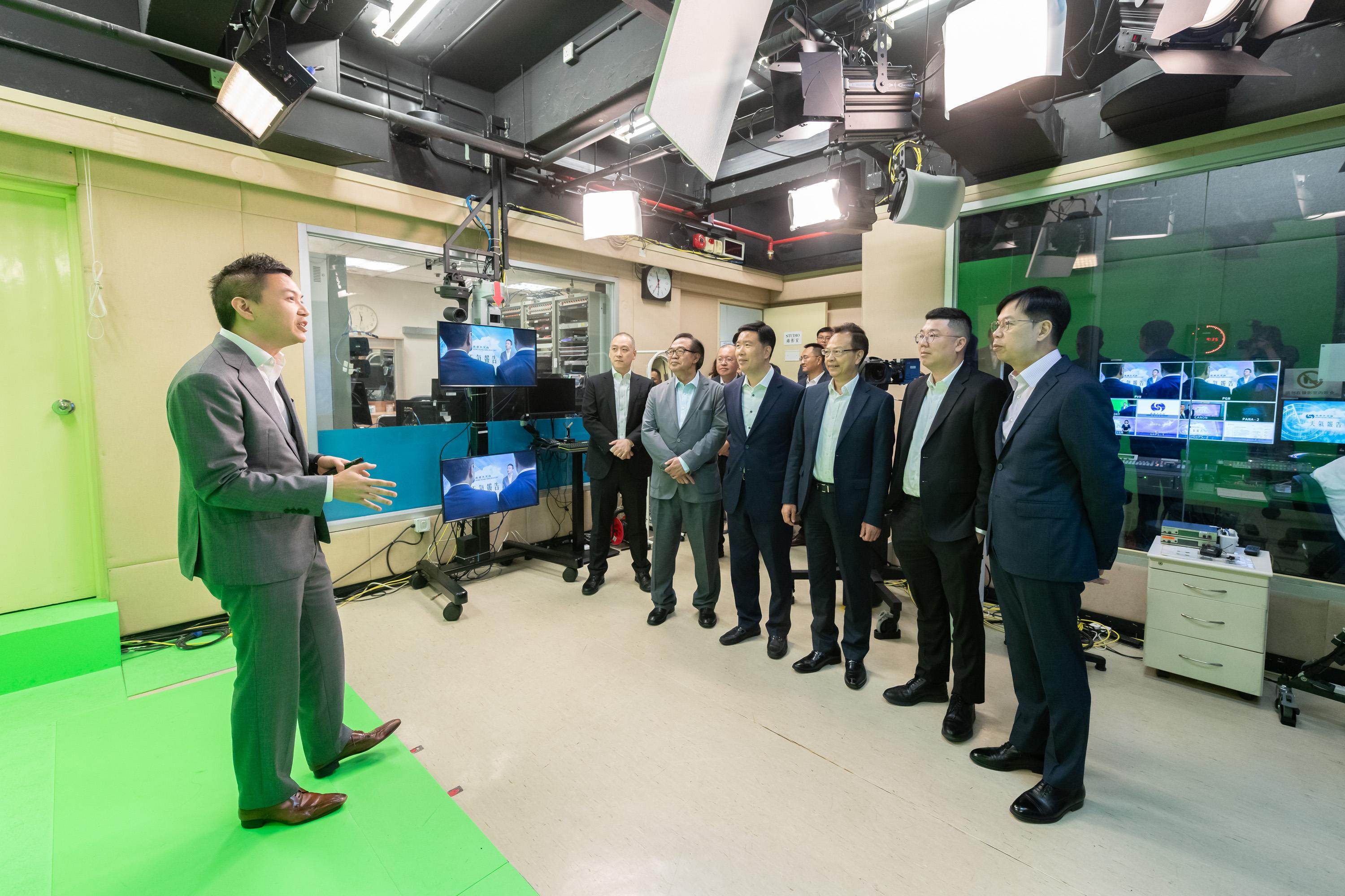 The Legislative Council (LegCo) Panel on Environmental Affairs visits the Hong Kong Observatory (HKO) today (November 5). Photo shows LegCo Members visiting HKO's TV Studio. 
