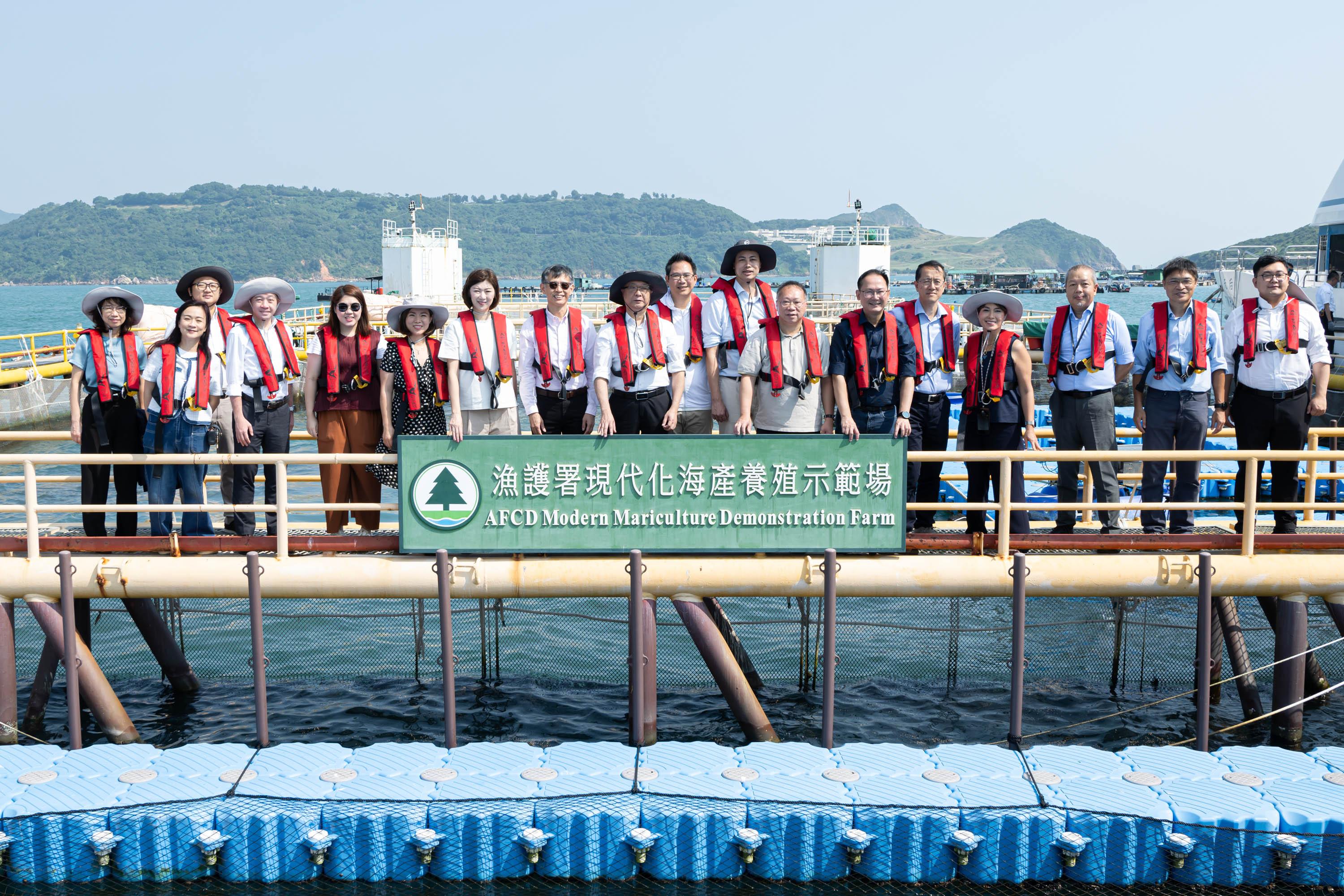 The Legislative Council (LegCo) Panel on Food Safety and Environmental Hygiene visited a modern mariculture demonstration farm established by the Agriculture, Fisheries and Conservation Department (AFCD) at the Tung Lung Chau fish culture zone today (November 5). Photo shows the Chairman of the Panel on Food Safety and Environmental Hygiene, Mr Yang Wing-kit (ninth right), other LegCo Members, the Secretary for Environment and Ecology, Mr Tse Chin-wan (tenth right), the Director of Agriculture, Fisheries and Conservation, Mr Mickey Lai (eighth left), and other officials posing for a group photo at the demonstration farm.
