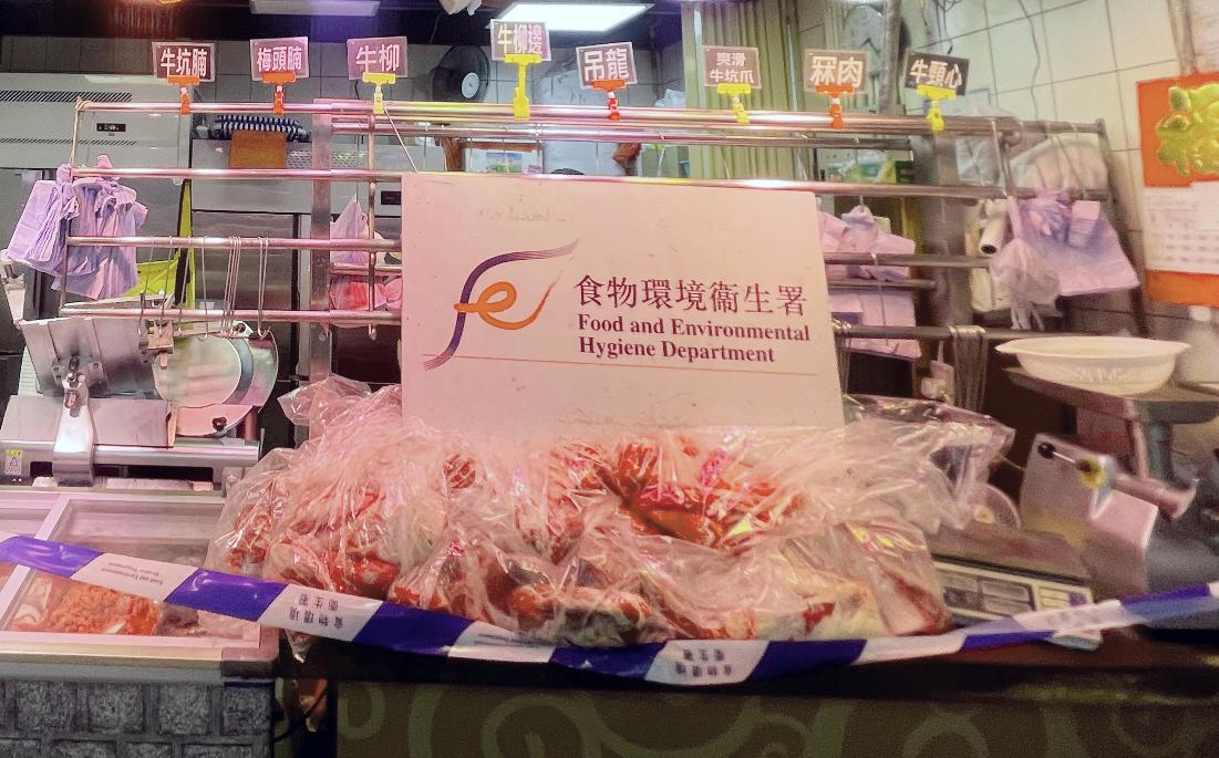 The Food and Environmental Hygiene Department (FEHD) has long been committed to combating the sale of chilled or frozen meat disguised as fresh meat. The FEHD today (November 5) conducted a raid on a licensed fresh provision shop in Yuen Long District, suspecting it of such malpractices. Photo shows some of the meat seized by FEHD officers during the operation.