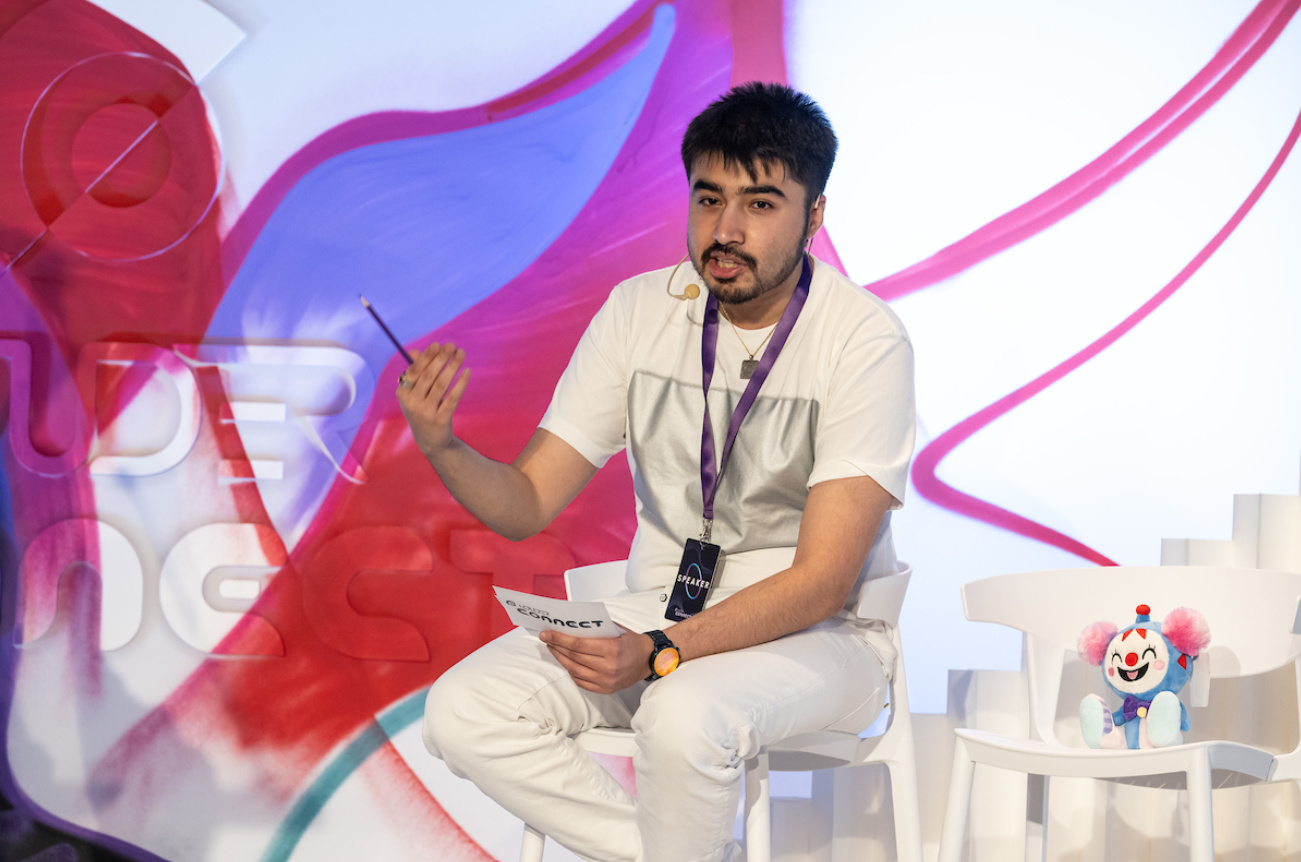 Hula創辦人Jayesh Chatlani在「LOUDER Connect: Connecting the Dots for Responsible Tech」中與AI毛公仔探討利用AI發展的可行性。