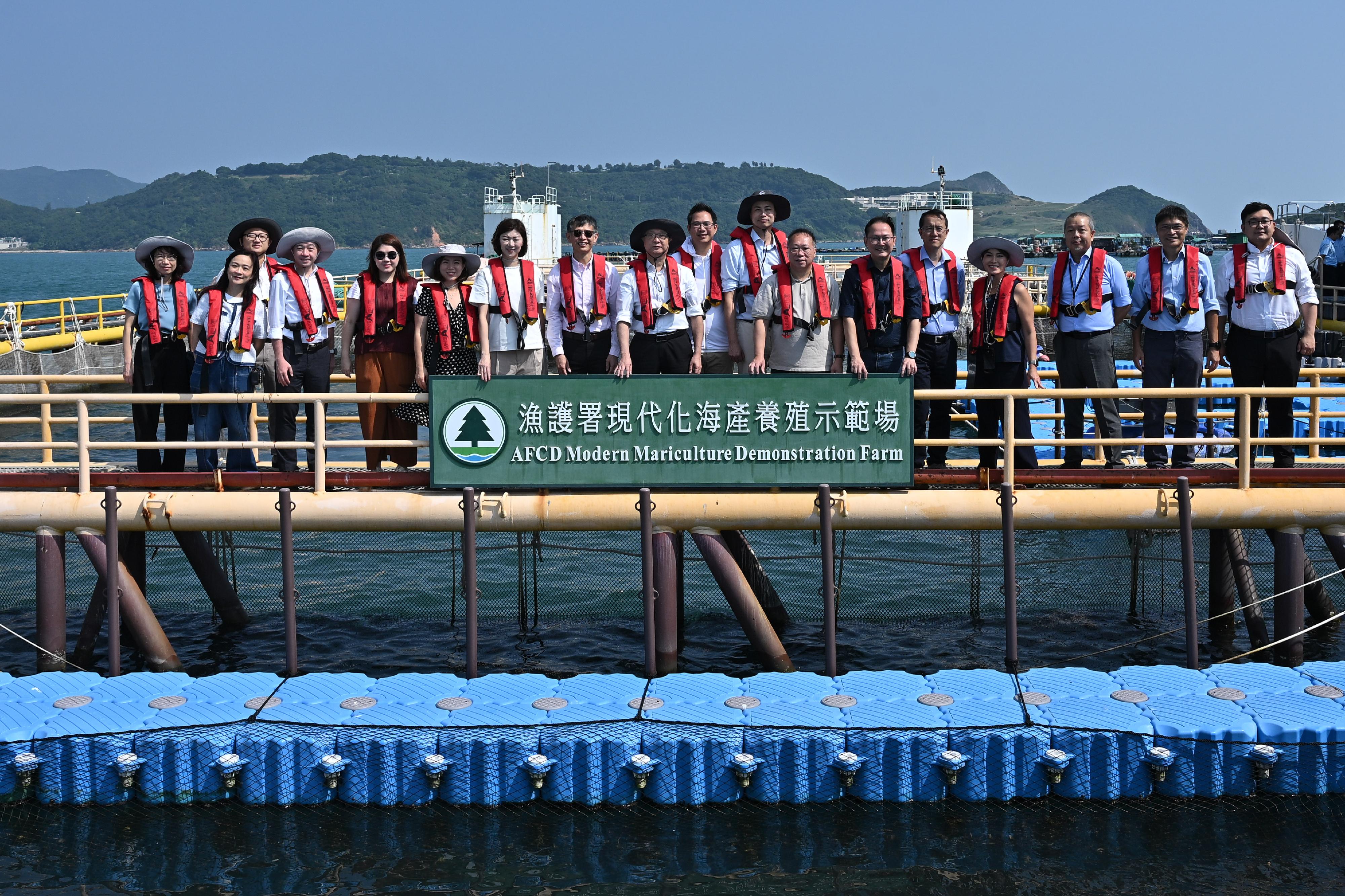 The Secretary for Environment and Ecology, Mr Tse Chin-wan (ninth left), with members of Legislative Council Panel on Food Safety and Environmental Hygiene and other Legislative Council members, visited today (November 5) the modern mariculture demonstration farm of the Agriculture, Fisheries and Conservation Department at Tung Lung Chau. 