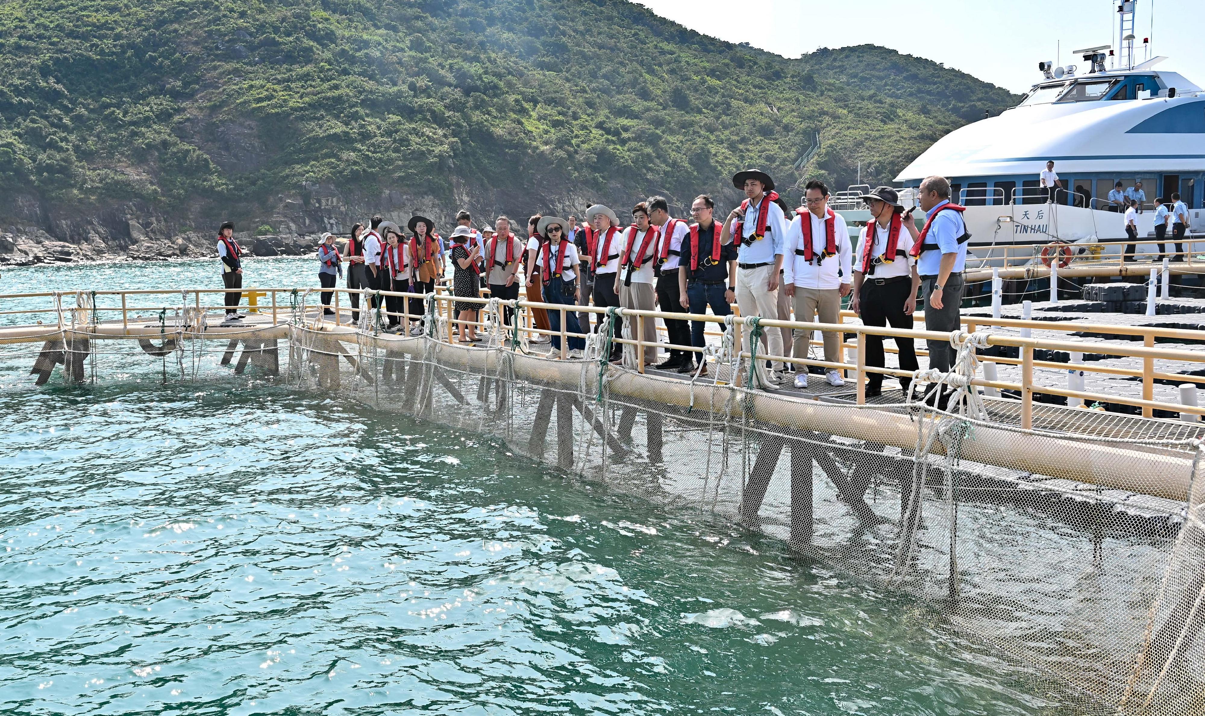 The Secretary for Environment and Ecology, Mr Tse Chin-wan (second right), with members of the Legislative Council Panel on Food Safety and Environmental Hygiene and other Legislative Council members, visited today (November 5) the modern mariculture demonstration farm of the Agriculture, Fisheries and Conservation Department (AFCD) at Tung Lung Chau. They received a briefing by representatives of the AFCD on the operation of semi-submersible steel truss cage farm design adopted in the demonstration farm to learn about the latest situation of the Government's work to promote the development of modern and sustainable fisheries.