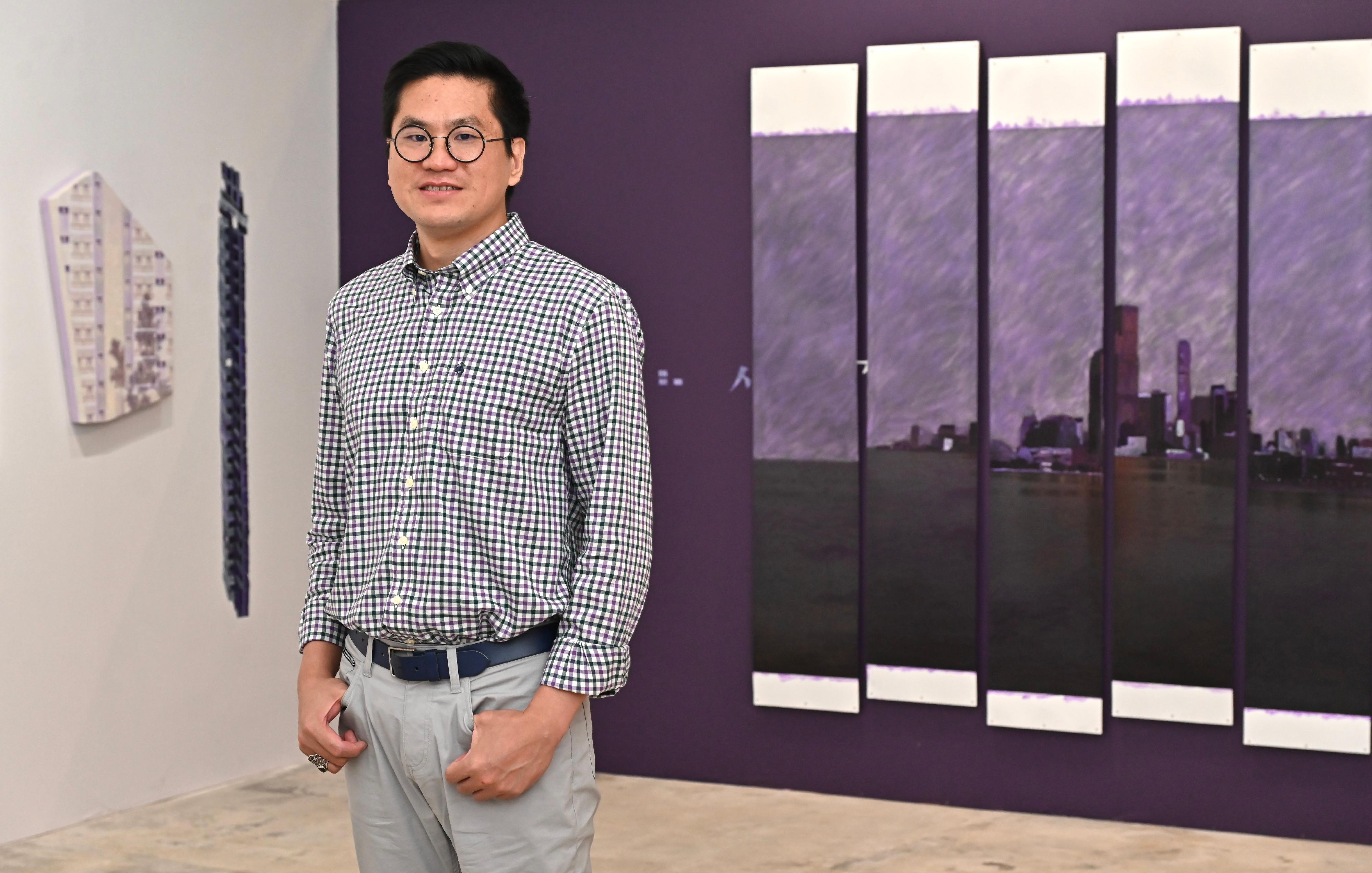 One of the new exhibitions of the Oil Street Art Space (Oi!), "Oi! Onsite: The Stillness Between", will be on display from tomorrow (November 7) to February 9 next year, presenting the urban landscape surrounding Oi! through visual art and text. Photo shows artist Chan Sai-lok.