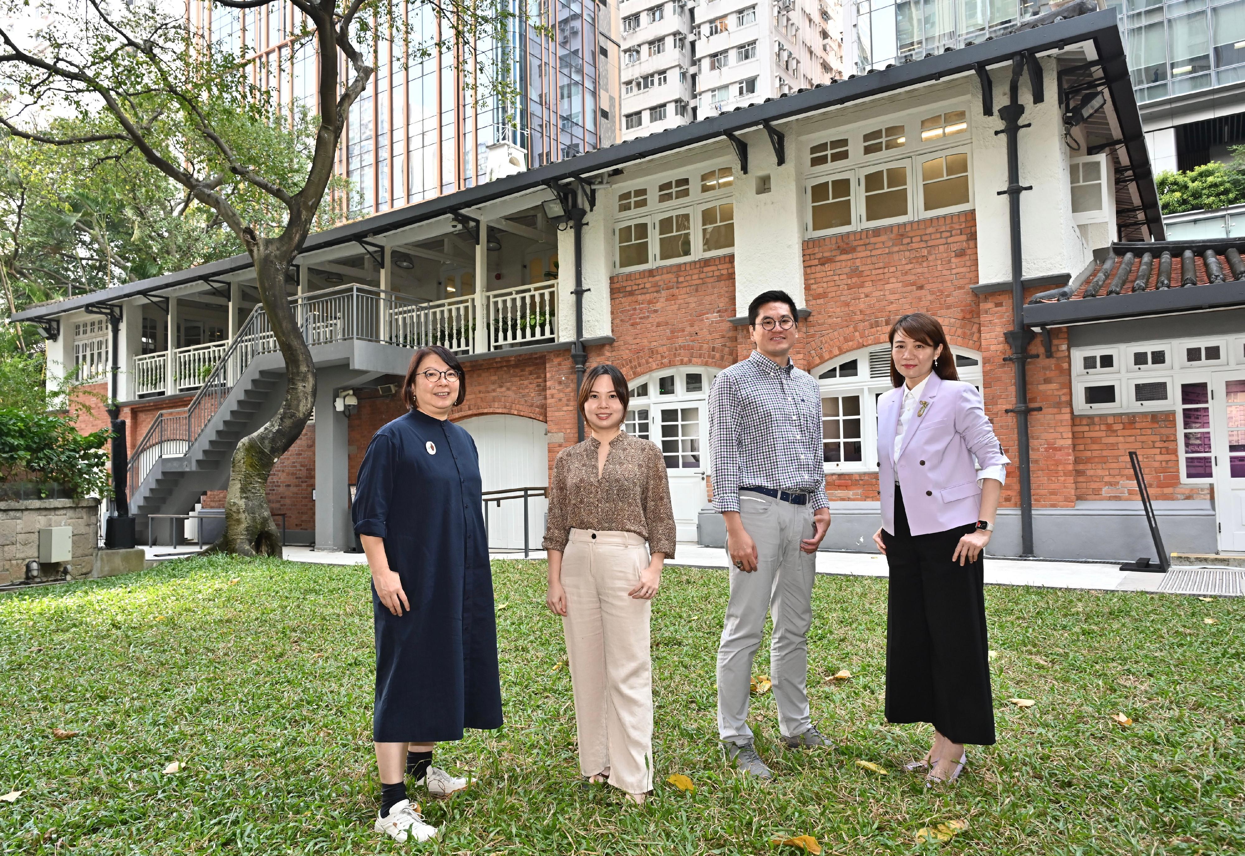 油街实现艺术空间明日（十一月七日）起至明年二月九日推出两个新展览「油街在地—花晨月夕」及「油街在地—五脏」。图示（左起）艺术推广办事处总监胡佩珊、参与艺术家林嘉裕及阿三、和油街实现馆长马佩婷的合照。