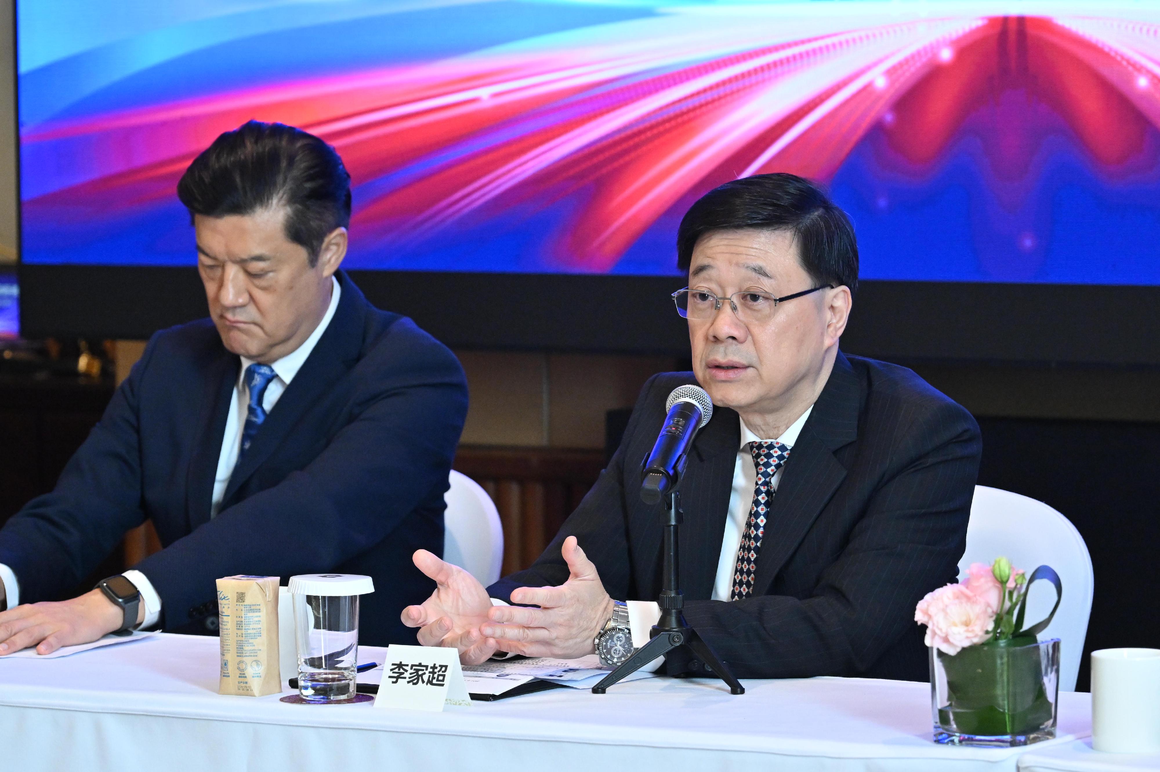 The Chief Executive, Mr John Lee, today (November 6) in Shanghai met with representatives of enterprises and talent pursuing developments in Hong Kong. Photo shows Mr Lee (right) speaking at the meeting.

