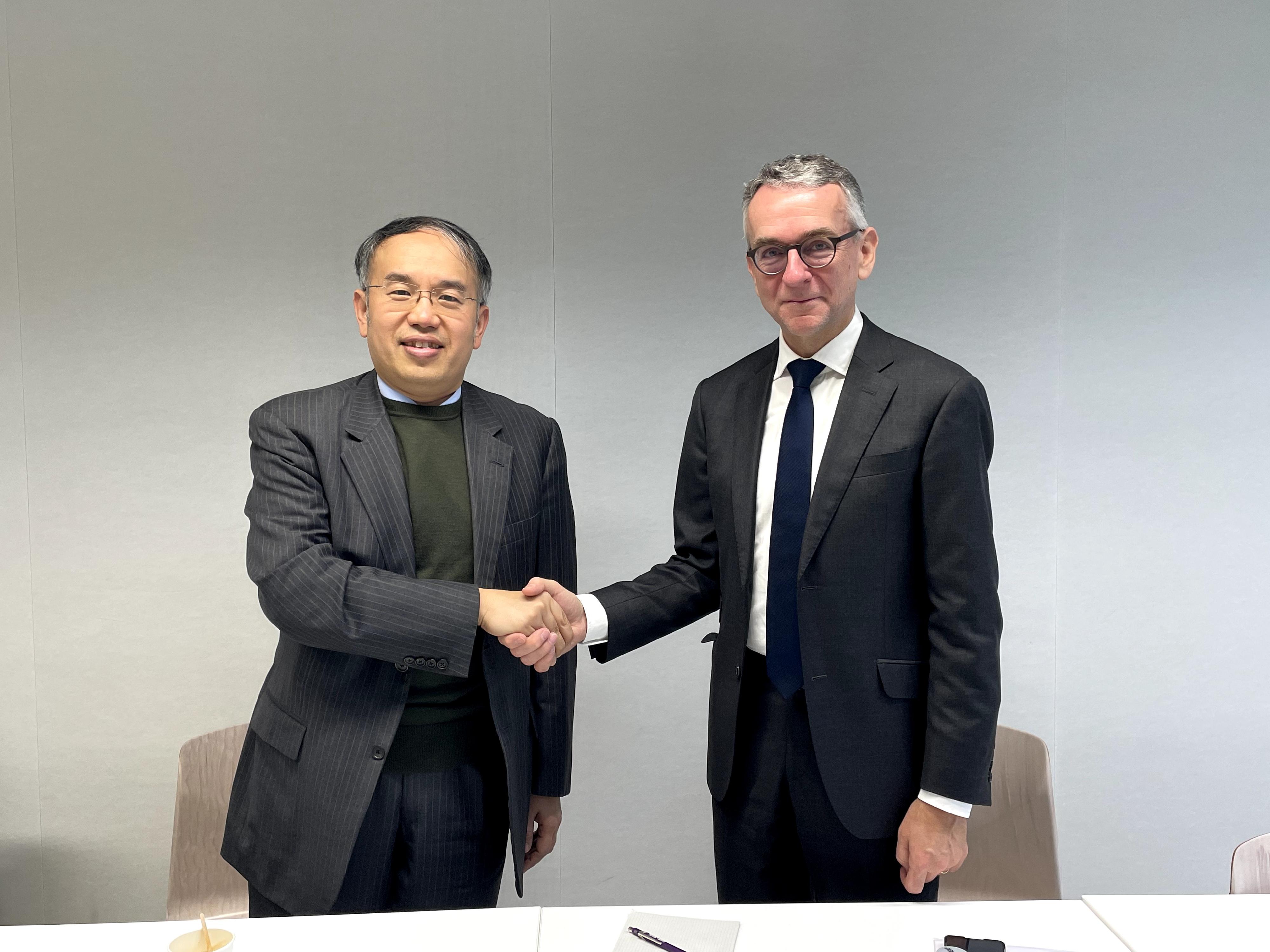 The Secretary for Financial Services and the Treasury, Mr Christopher Hui, continued his visit to Switzerland. Photo shows Mr Hui (left) meeting with the Deputy Chief Executive Officer, Head of Private Banking and Asset Management of the Swiss Bankers Association, Mr August Benz (right), in Zurich on November 5 (Zurich time).