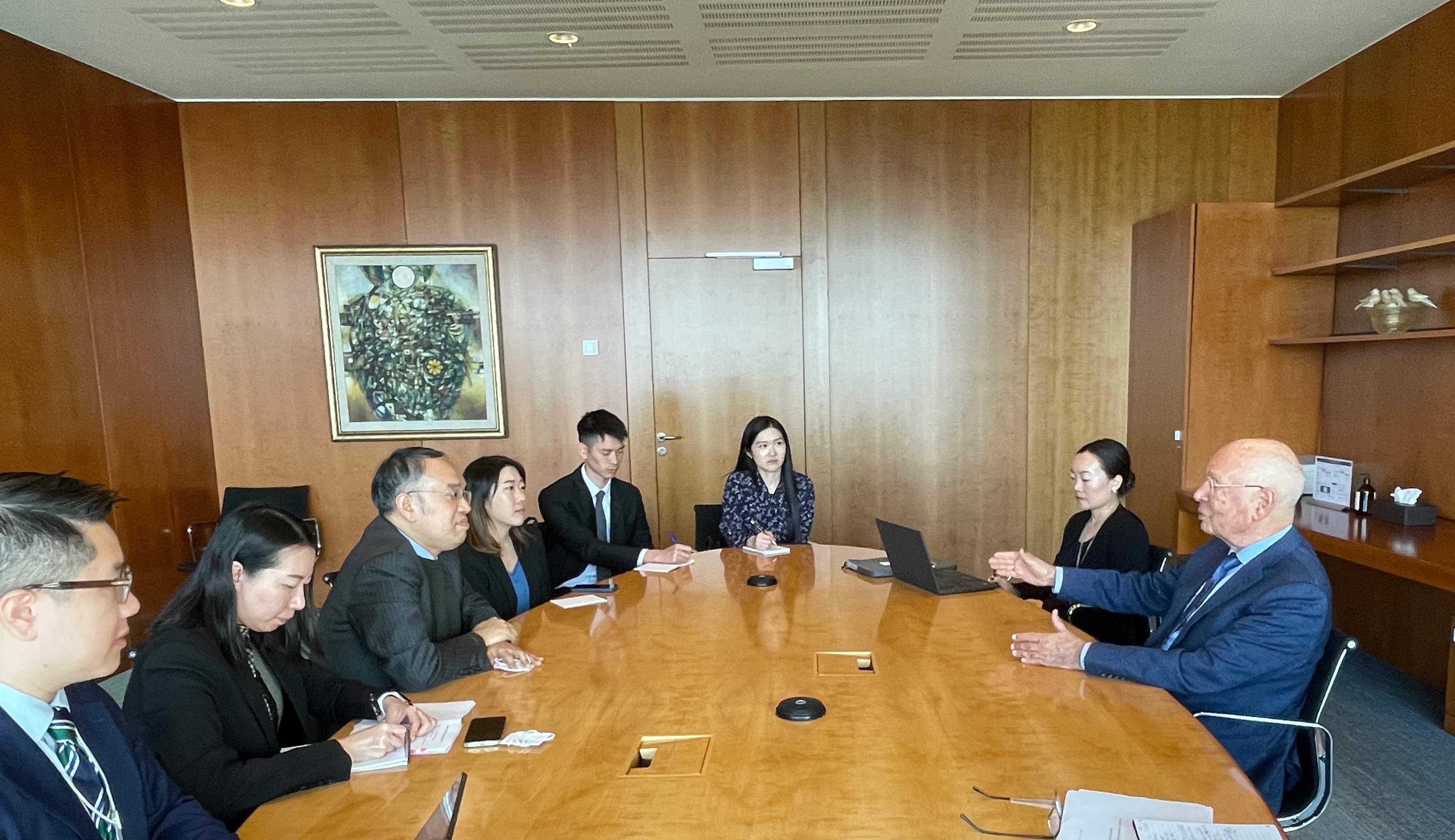 The Secretary for Financial Services and the Treasury, Mr Christopher Hui, continued his visit to Switzerland. Photo shows Mr Hui (third left) meeting with the Founder and Chairman of the Board of Trustees of the World Economic Forum, Professor Klaus Schwab (first right), in Geneva on November 5 (Geneva time). Also present is the Director of the Hong Kong Economic and Trade Office, Berlin, Ms Jenny Szeto (fourth left).