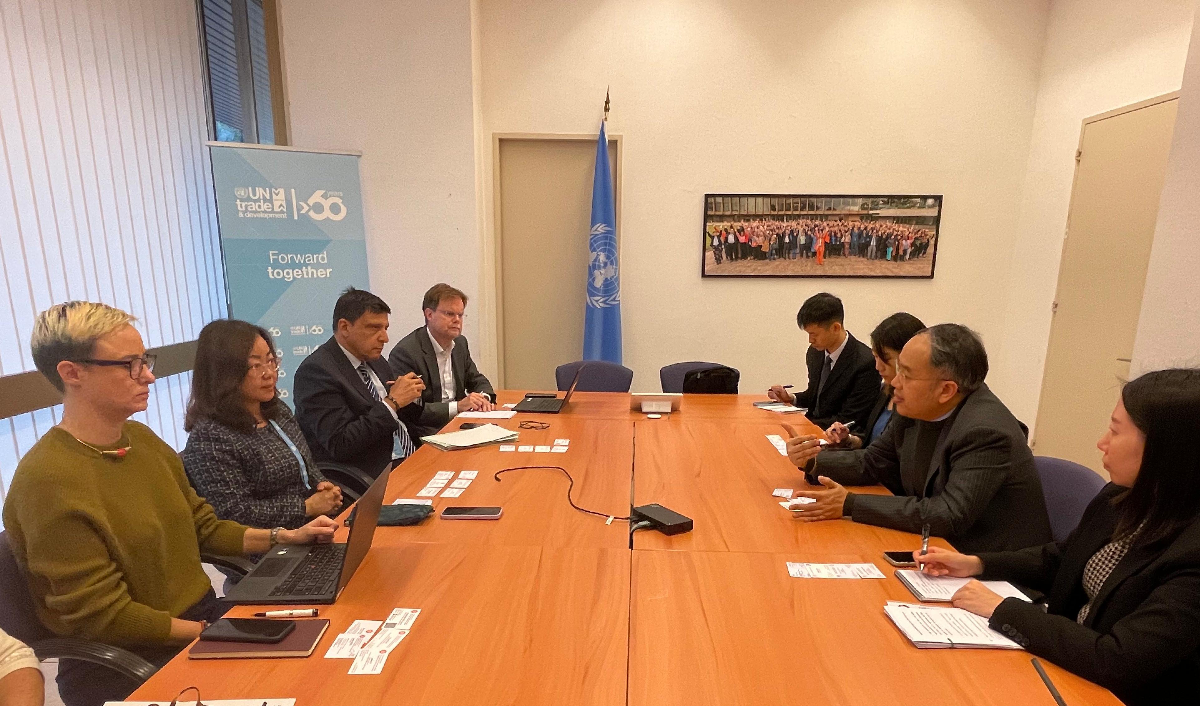 The Secretary for Financial Services and the Treasury, Mr Christopher Hui, continued his visit to Switzerland. Photo shows Mr Hui (second right) meeting with the Director of the Division on Investment and Enterprise, United Nations Conference on Trade and Development, Ms Nan Li Collins (second left), in Geneva on November 5 (Geneva time).
