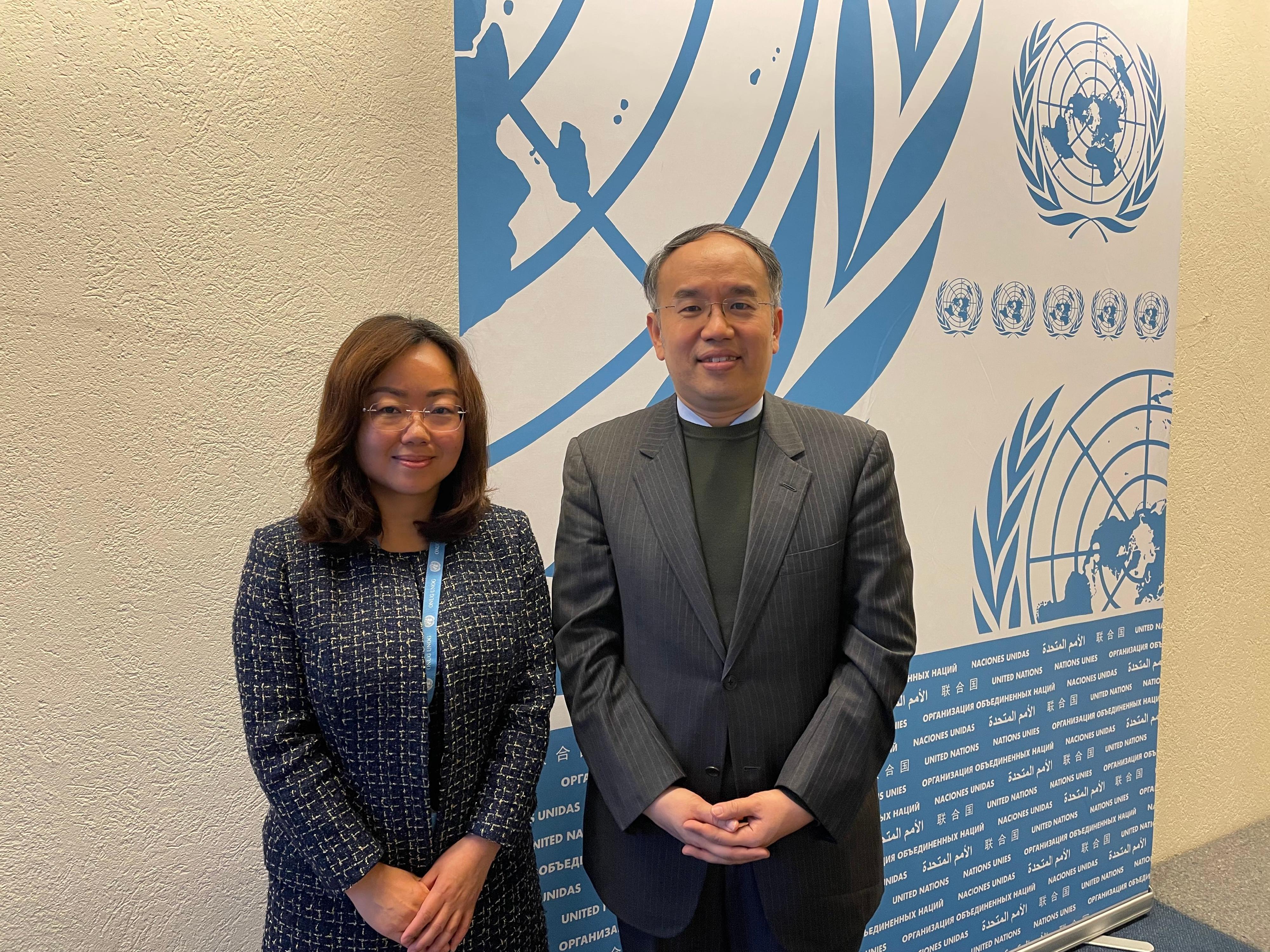 The Secretary for Financial Services and the Treasury, Mr Christopher Hui, continued his visit to Switzerland. Photo shows Mr Hui (right) meeting with the Director of the Division on Investment and Enterprise, United Nations Conference on Trade and Development, Ms Nan Li Collins (left), in Geneva on November 5 (Geneva time).